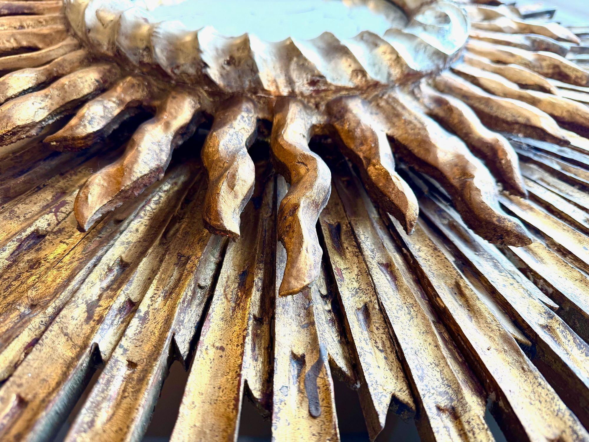 Dorato Grande specchio francese degli anni '40 in legno intagliato e dorato a raggiera in vendita