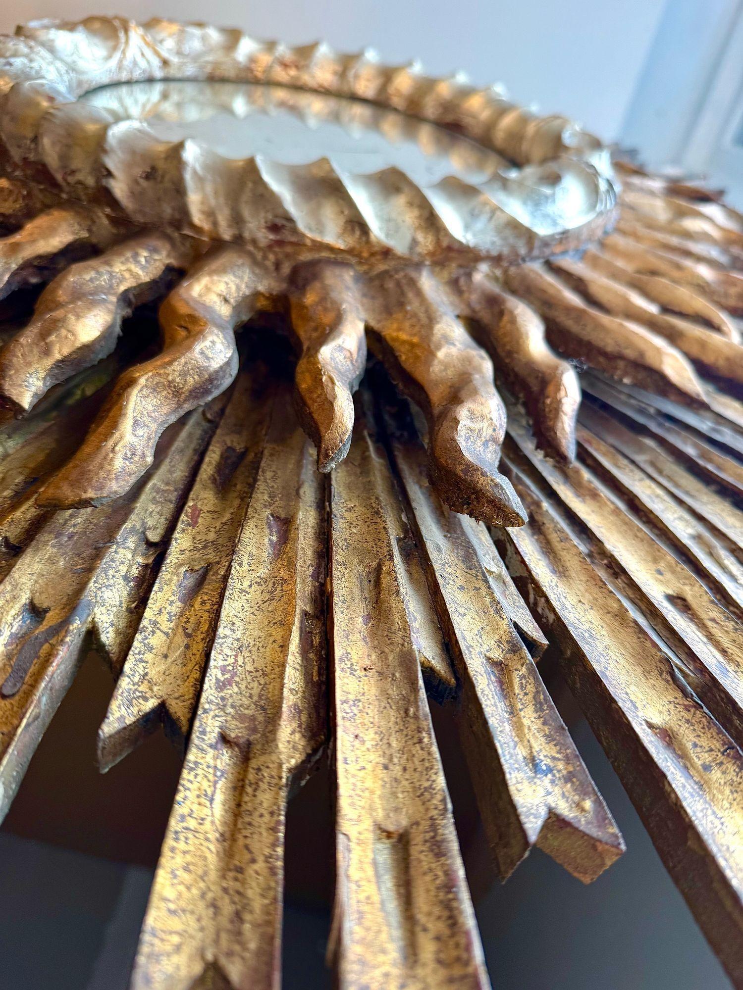 Grande specchio francese degli anni '40 in legno intagliato e dorato a raggiera in vendita 1