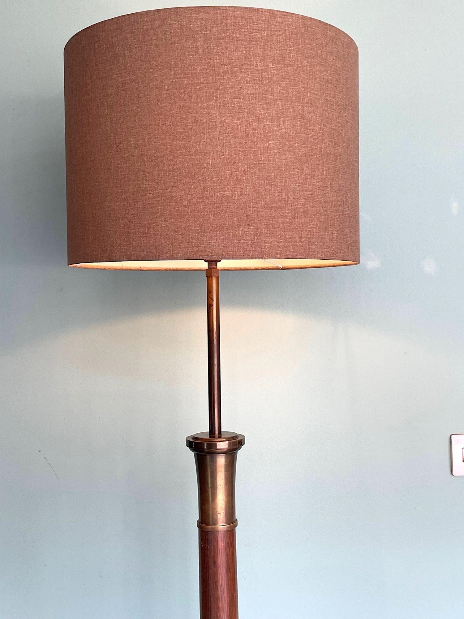 A large 1950s Spanish wooden and brass floor lamp with natural linen drum shade For Sale 2