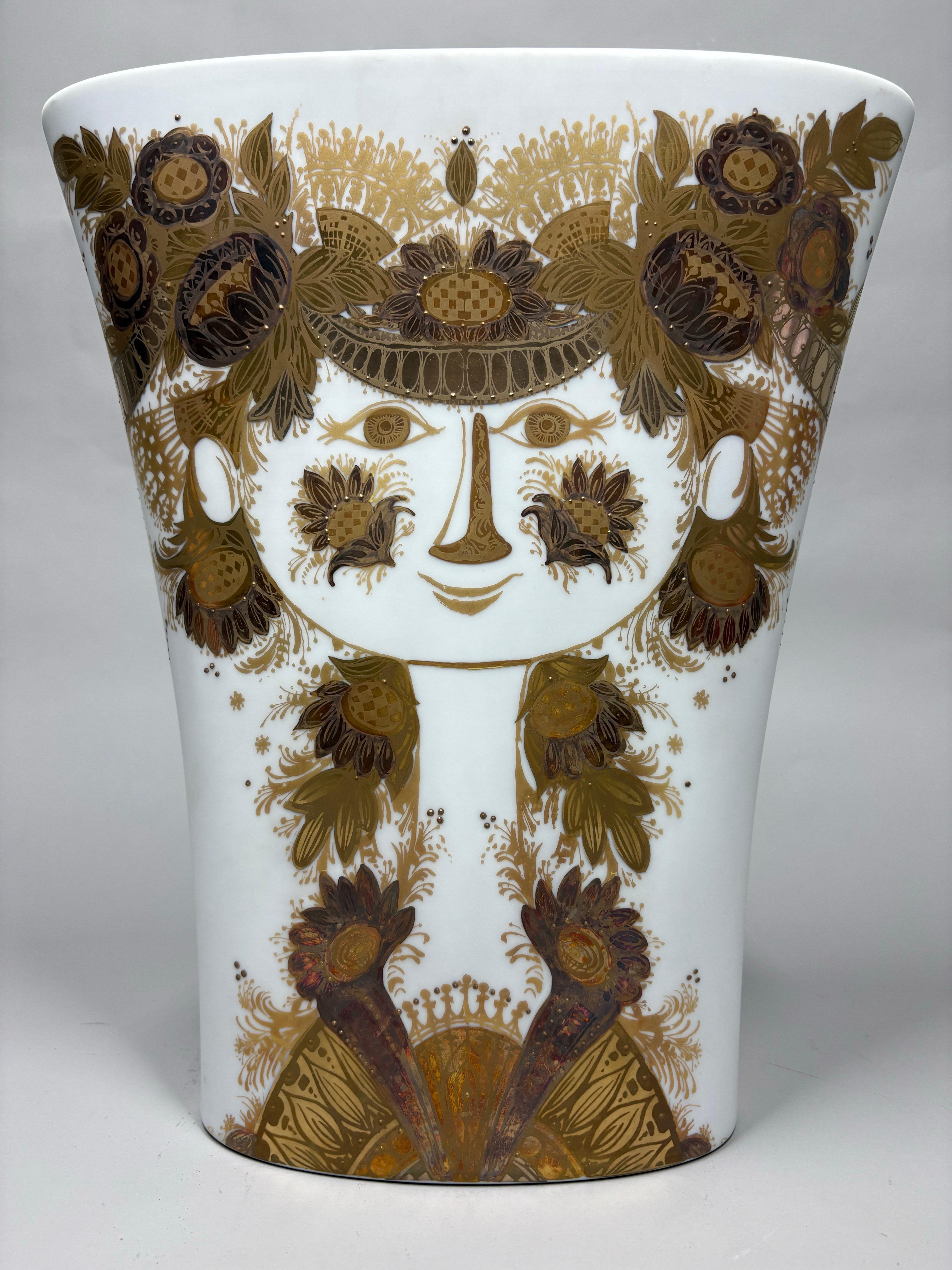 A large 1960's Bjørn Wiinblad for Rosenthal Studio linie porcelain vase In Excellent Condition For Sale In Sleepy Hollow, NY