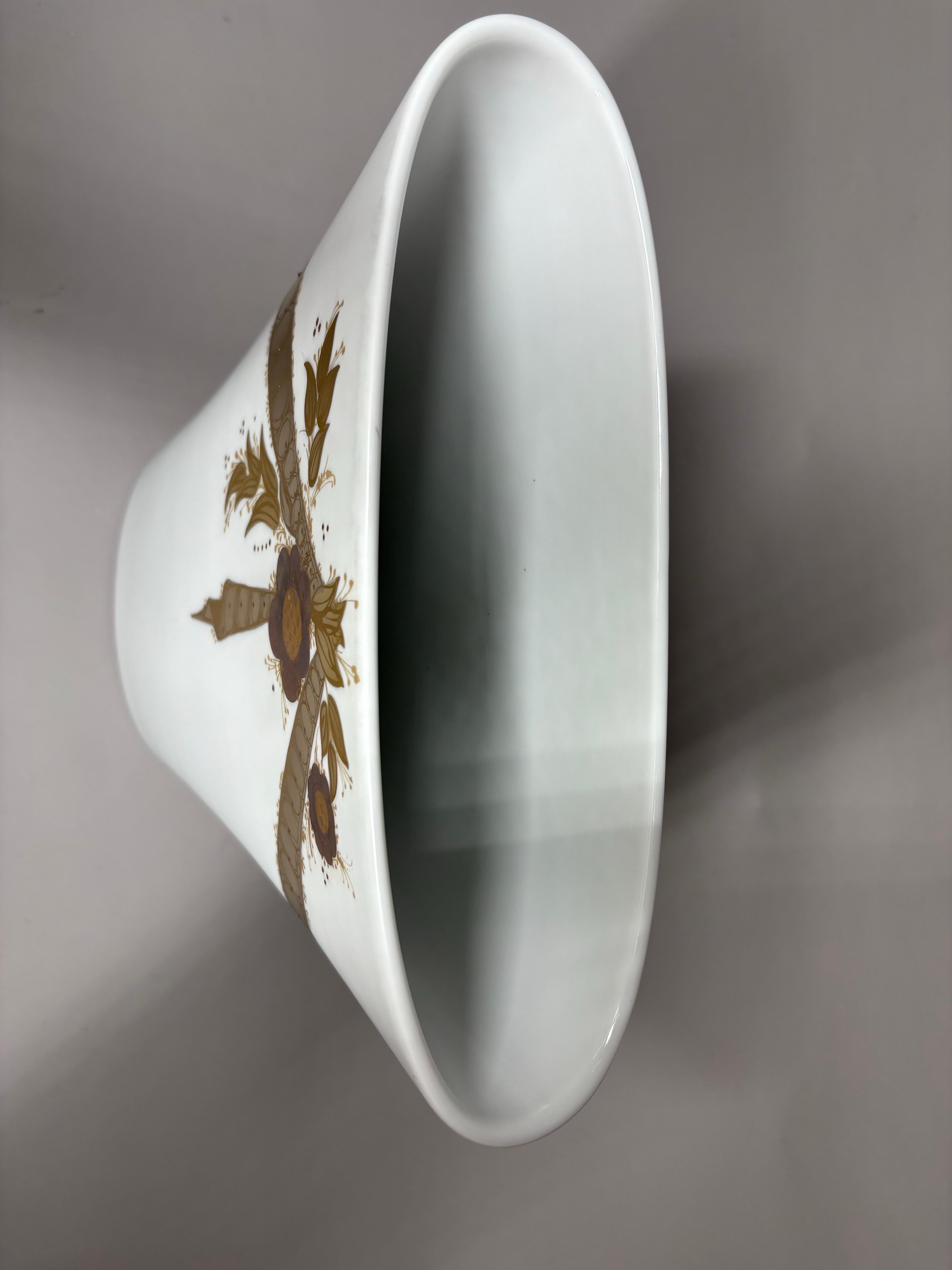 A large 1960's Bjørn Wiinblad for Rosenthal Studio linie porcelain vase For Sale 2