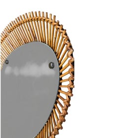 Un gran espejo italiano Bonacina de los años 60, ovalado, de caña de bambú con detalles de latón