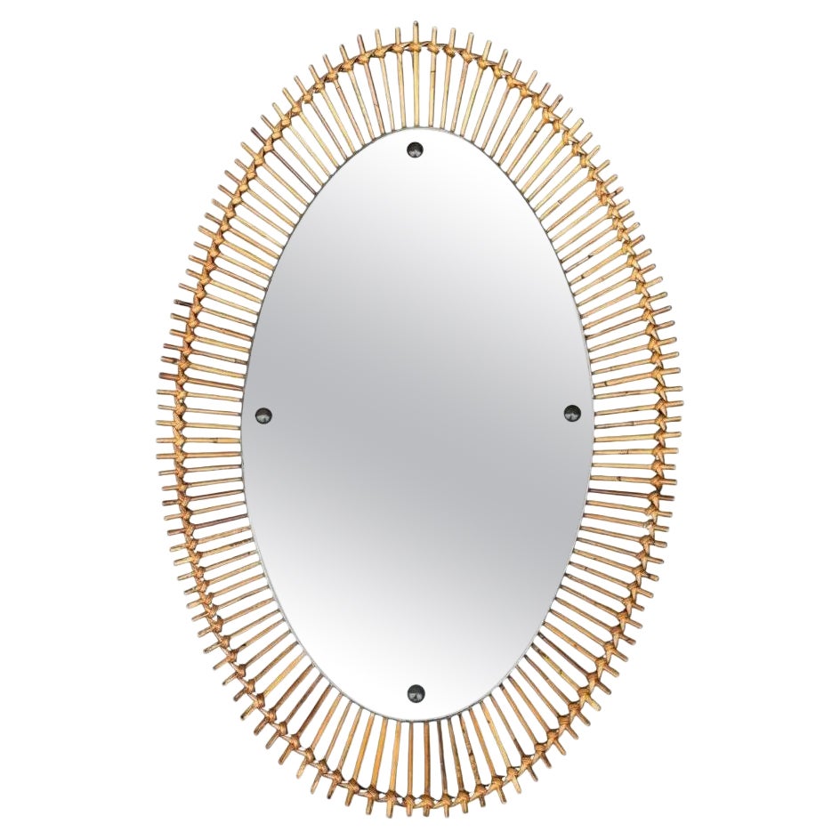 A large 1960s Bonacina Italian oval pencil reed bamboo mirror with brass detail en venta