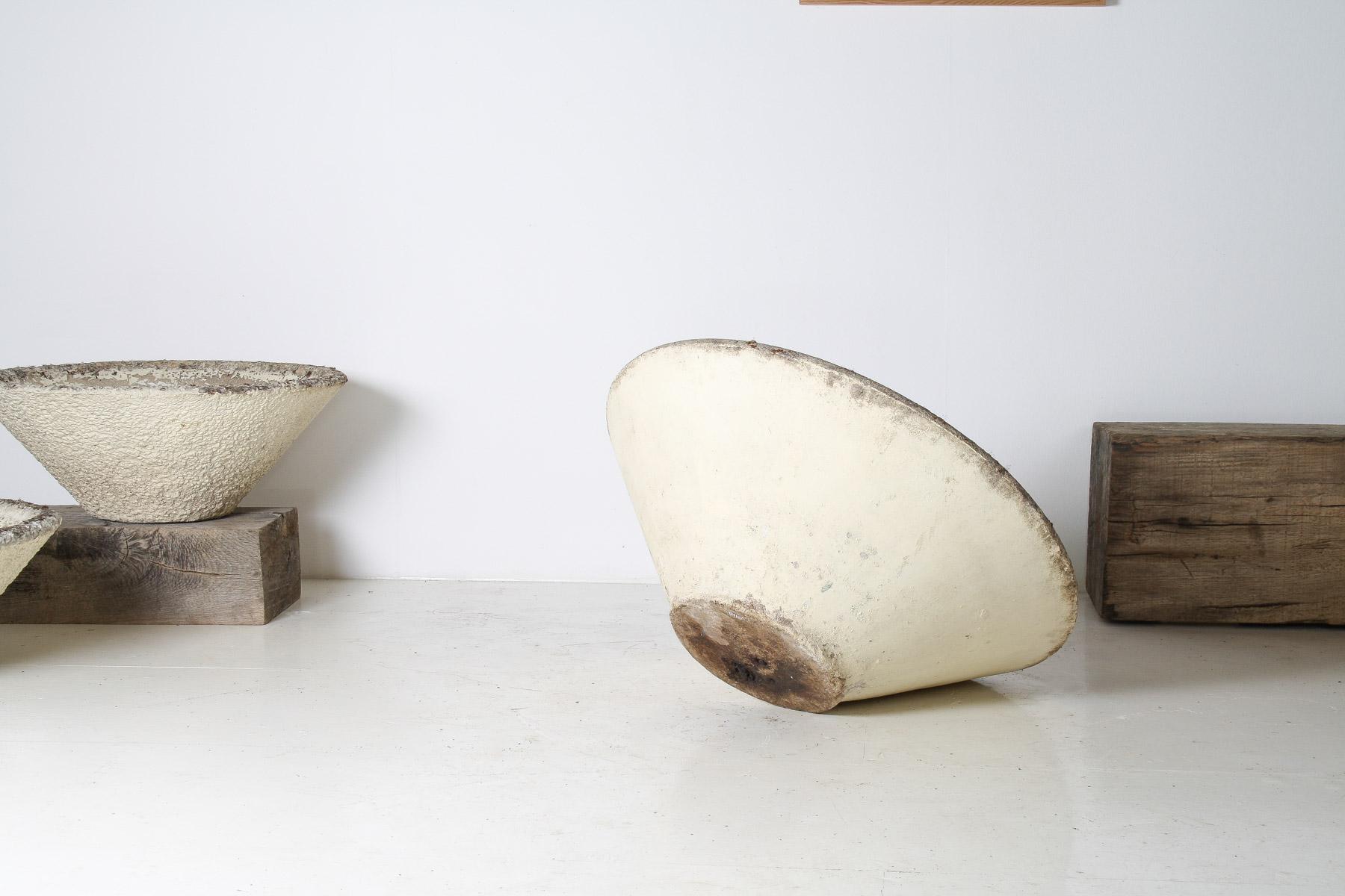 Ein großer Beton-Pflanzkübel aus den 1960er Jahren im Stil der Mid-Century-Moderne von Willy Guhl im Angebot 4