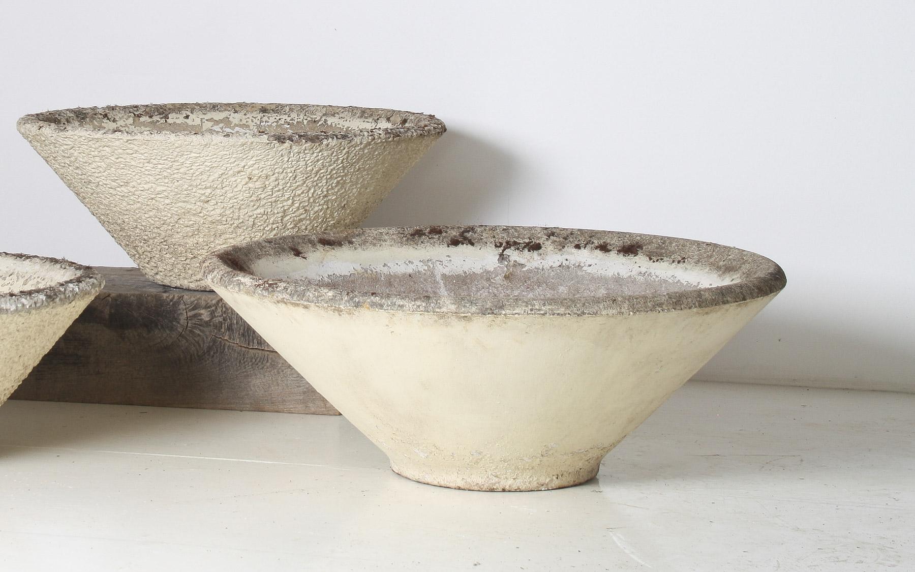 Ein großer Beton-Pflanzkübel aus den 1960er Jahren im Stil der Mid-Century-Moderne von Willy Guhl im Angebot 6
