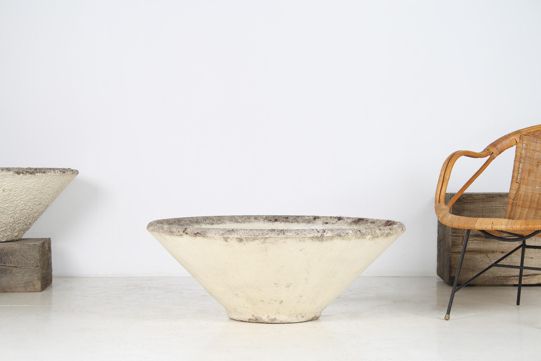 Ein großer Beton-Pflanzkübel aus den 1960er Jahren im Stil der Mid-Century-Moderne von Willy Guhl (Moderne der Mitte des Jahrhunderts) im Angebot