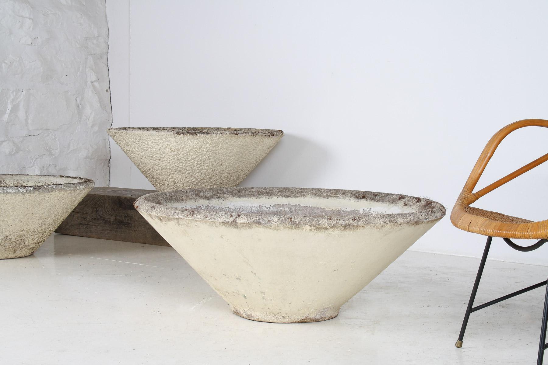 Ein großer Beton-Pflanzkübel aus den 1960er Jahren im Stil der Mid-Century-Moderne von Willy Guhl im Zustand „Gut“ im Angebot in Llanbrynmair, GB
