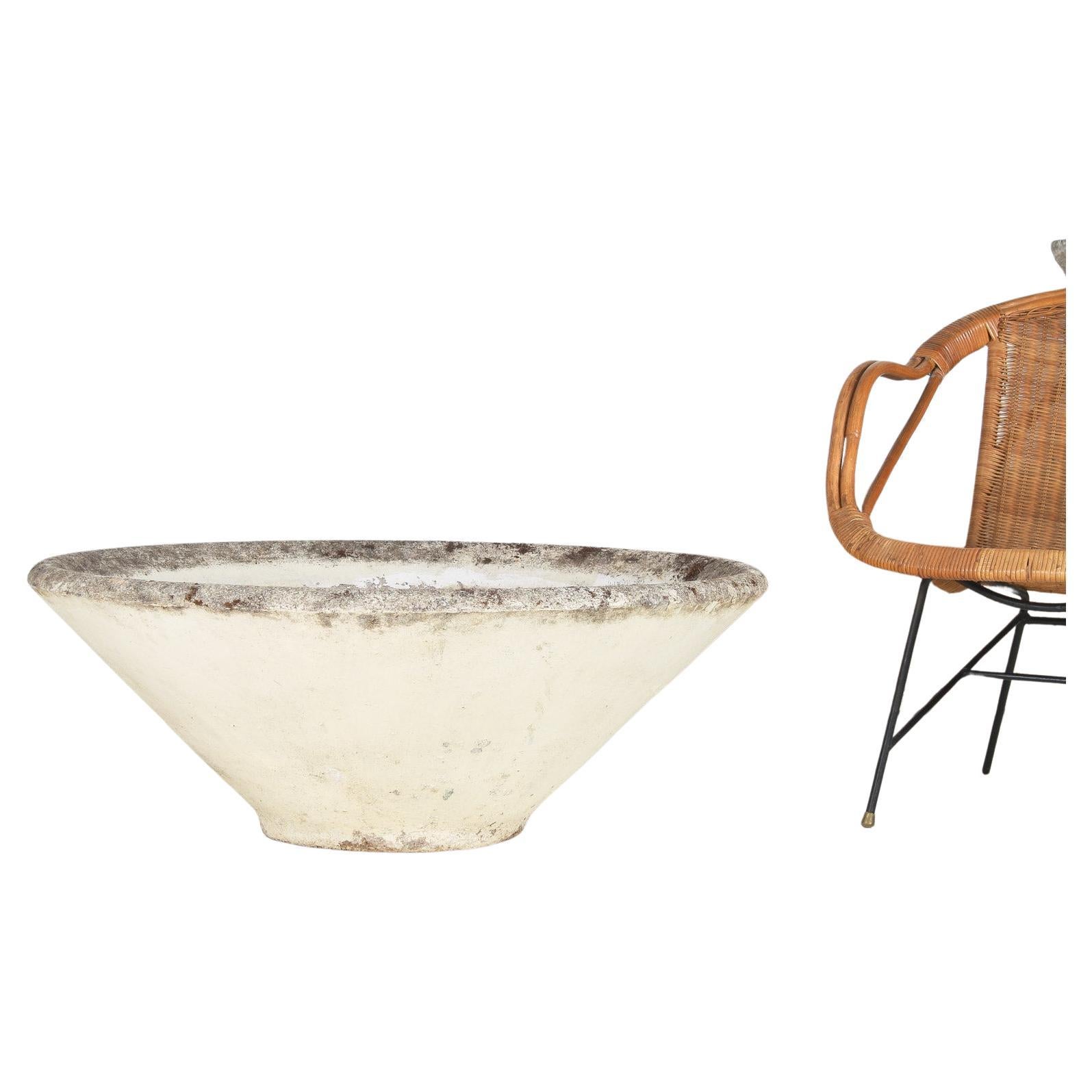 Ein großer Beton-Pflanzkübel aus den 1960er Jahren im Stil der Mid-Century-Moderne von Willy Guhl im Angebot