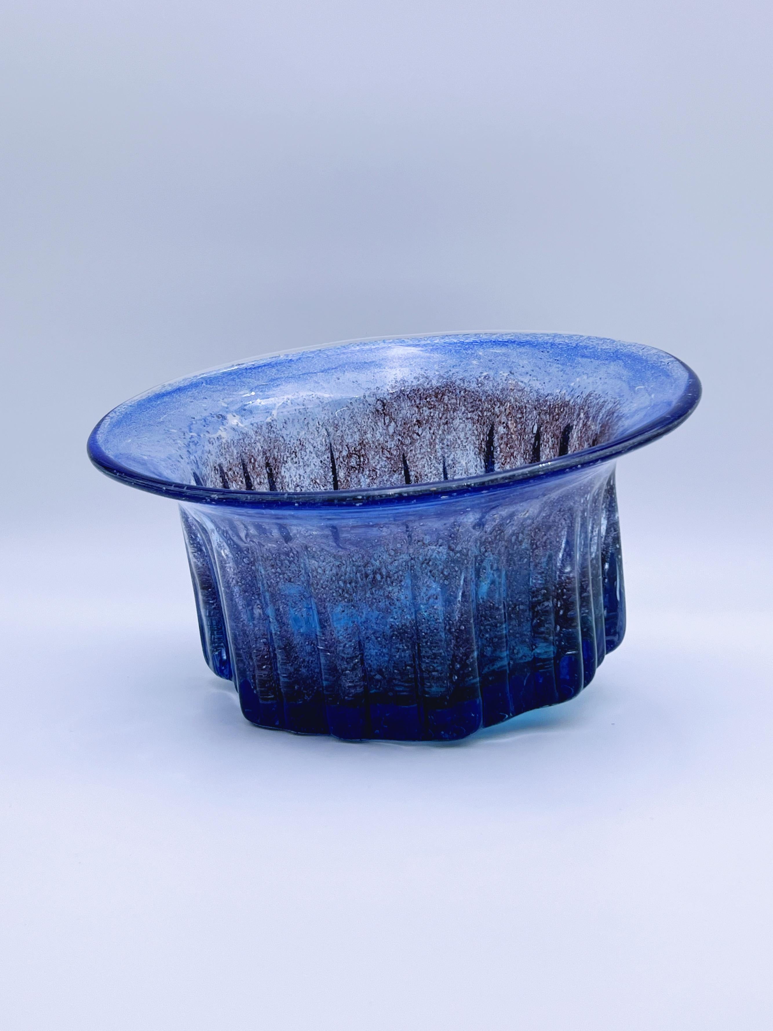 Una delle più grandi ciotole in vetro artistico in stile Mid-century Modern scandinavo create da Willy Johansson (1921-1993) negli anni Sessanta. 

Realizzato a mano in Norvegia dall'iconico artista Willy Johansson per Hadeland Glassverk, questo