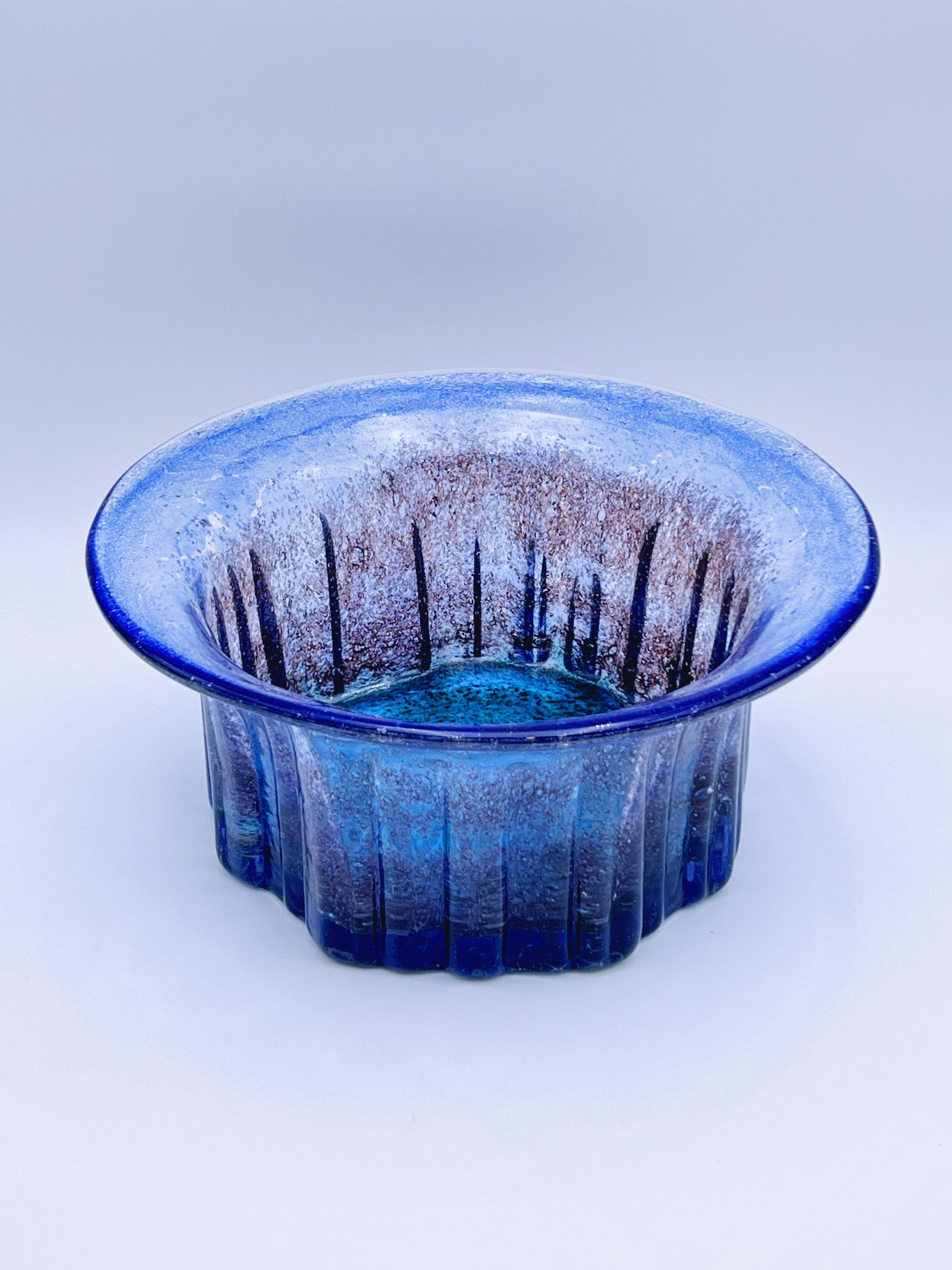 Mid-Century moderno Una grande ciotola in vetro artistico scandinavo degli anni '60 di Willy Johansson (1921-1993) in vendita