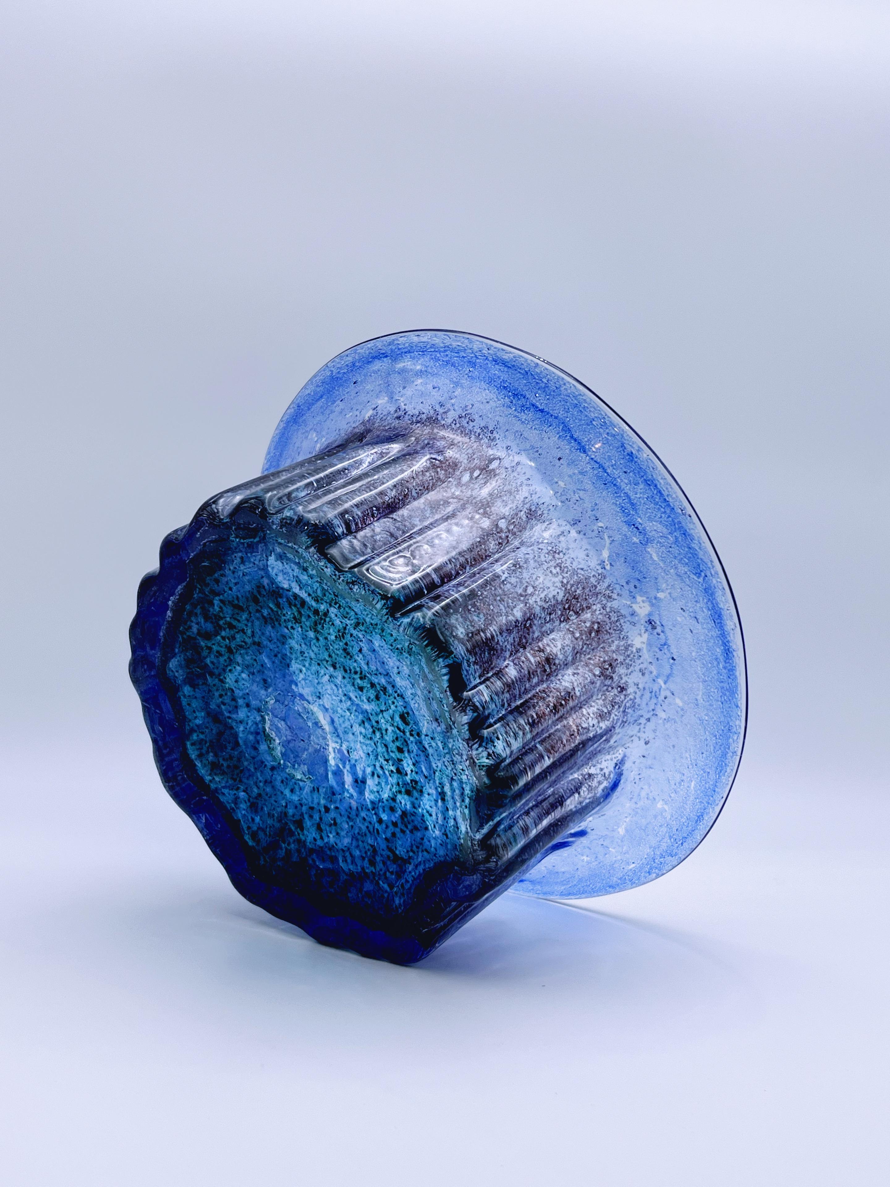 Vetro artistico Una grande ciotola in vetro artistico scandinavo degli anni '60 di Willy Johansson (1921-1993) in vendita