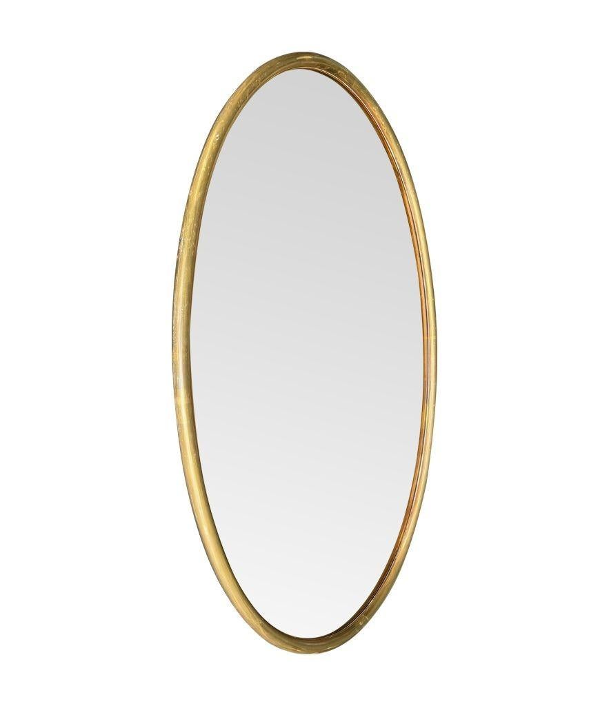 Grand miroir ovale italien des années 1970 avec cadre en laiton et plaque de miroir en bronze en vente 5