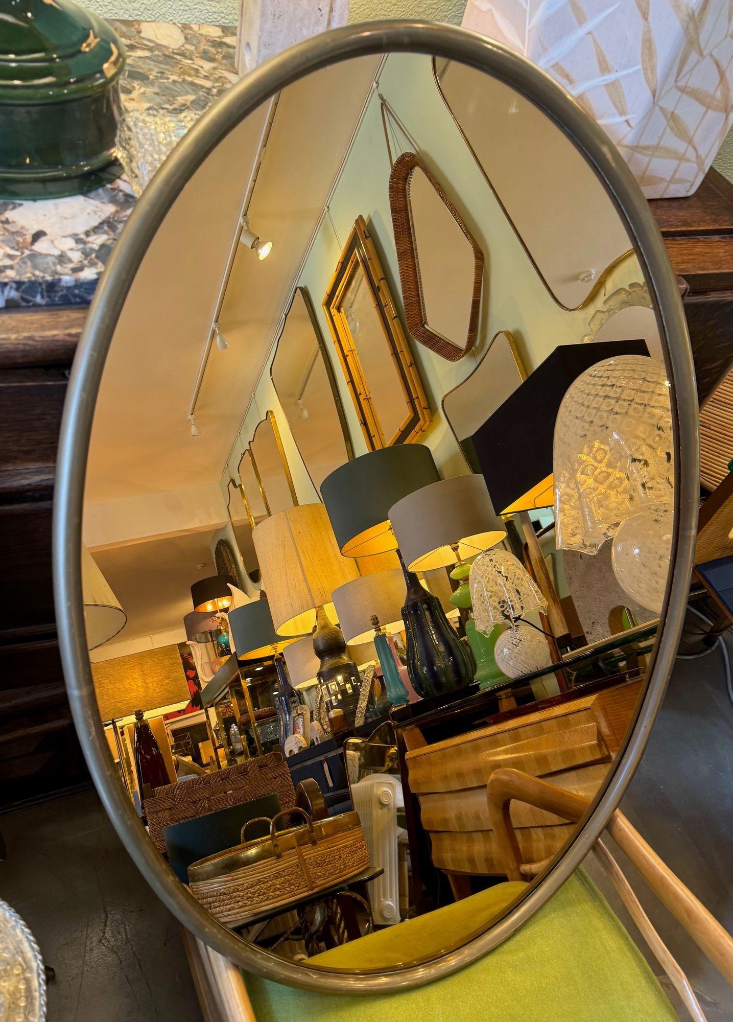 Grand miroir ovale italien des années 1970 avec cadre en laiton et plaque de miroir en bronze en vente 6