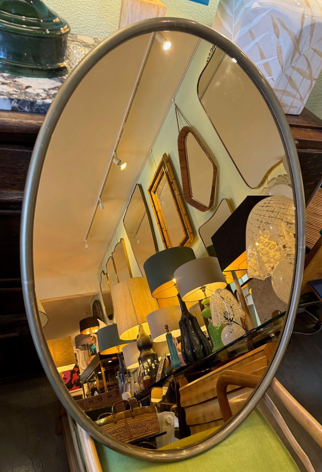 Grand miroir ovale italien des années 1970 avec cadre en laiton et plaque de miroir en bronze en vente 9