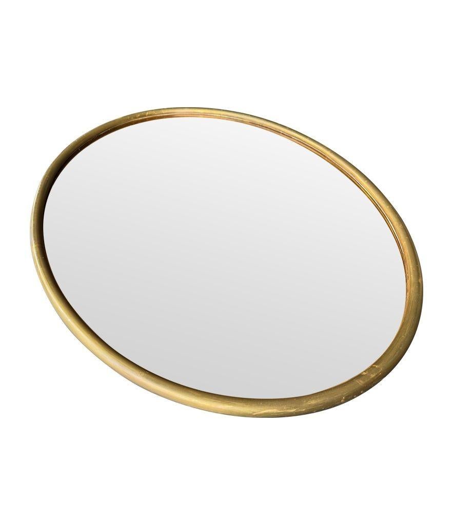 Grand miroir ovale italien des années 1970 avec cadre en laiton et plaque de miroir en bronze en vente 14