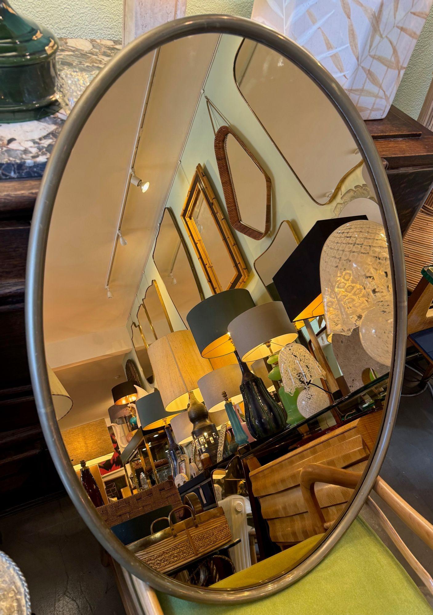 Grand miroir ovale italien des années 1970 avec encadrement en laiton tubulaire épais et plaque de miroir bronzée, voir les photos qui ne sont pas découpées pour voir le niveau de bronze dans le miroir. Le reflet a une merveilleuse sensation d'or