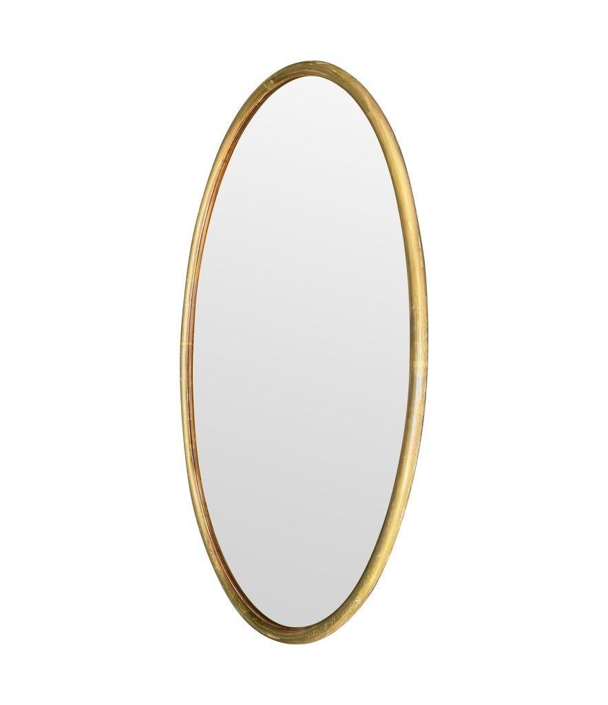 Fin du 20e siècle Grand miroir ovale italien des années 1970 avec cadre en laiton et plaque de miroir en bronze en vente