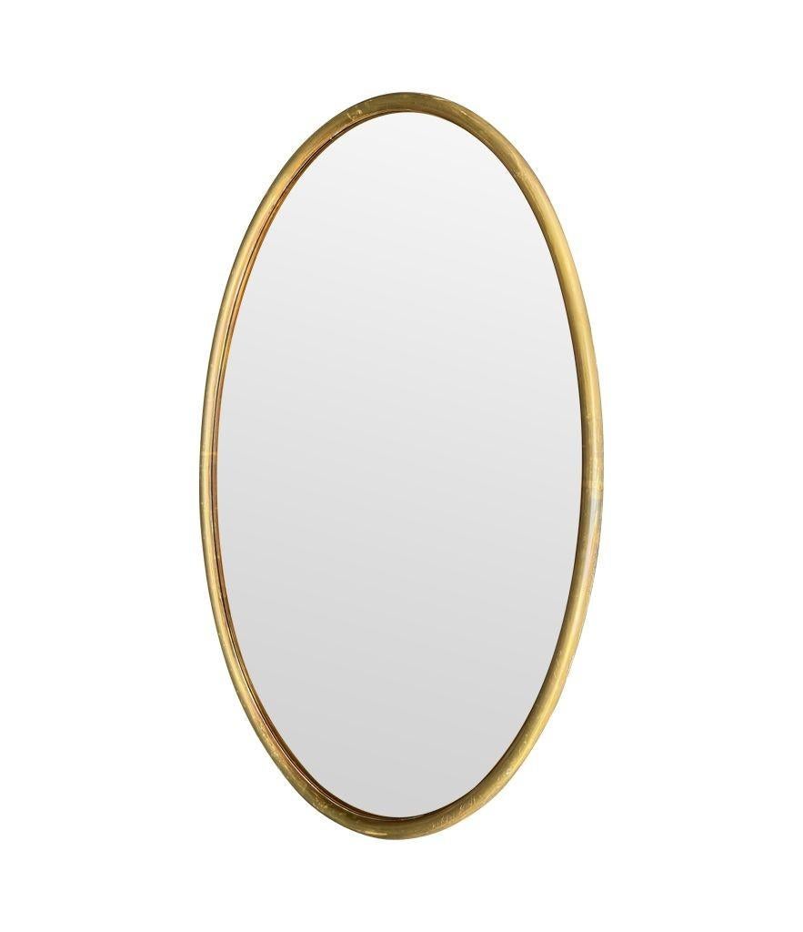 Grand miroir ovale italien des années 1970 avec cadre en laiton et plaque de miroir en bronze en vente 1