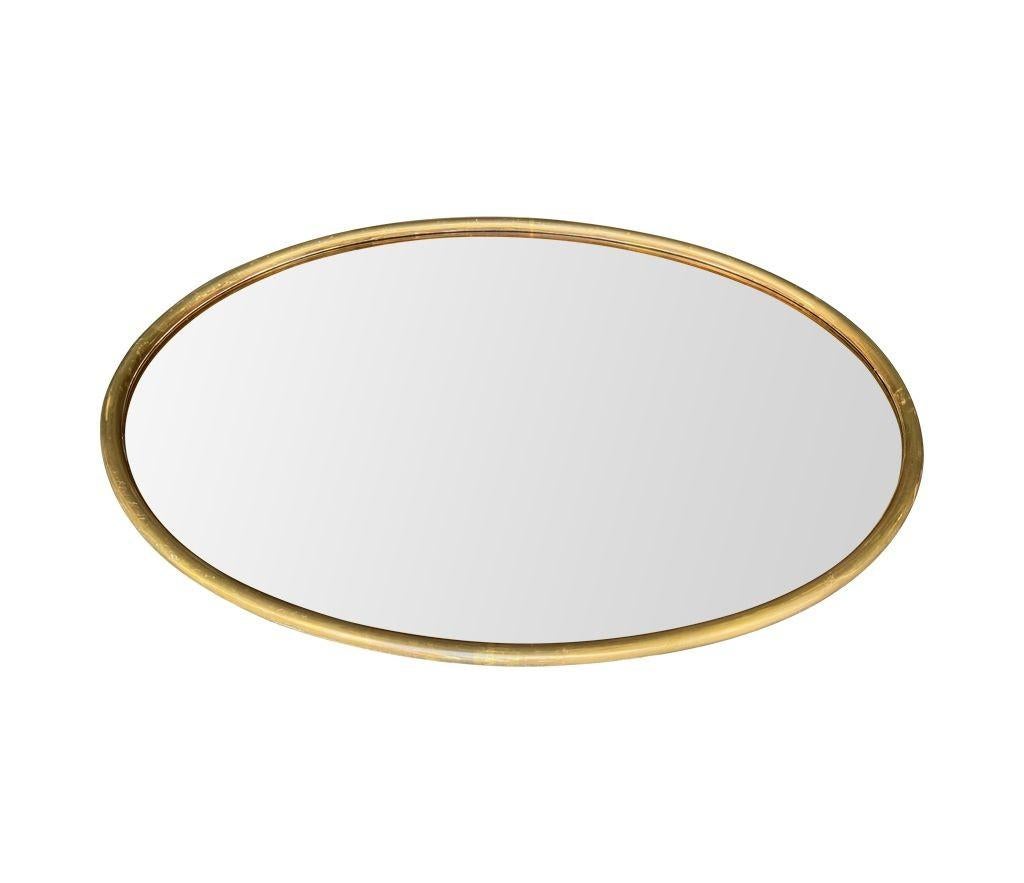 Grand miroir ovale italien des années 1970 avec cadre en laiton et plaque de miroir en bronze en vente 2