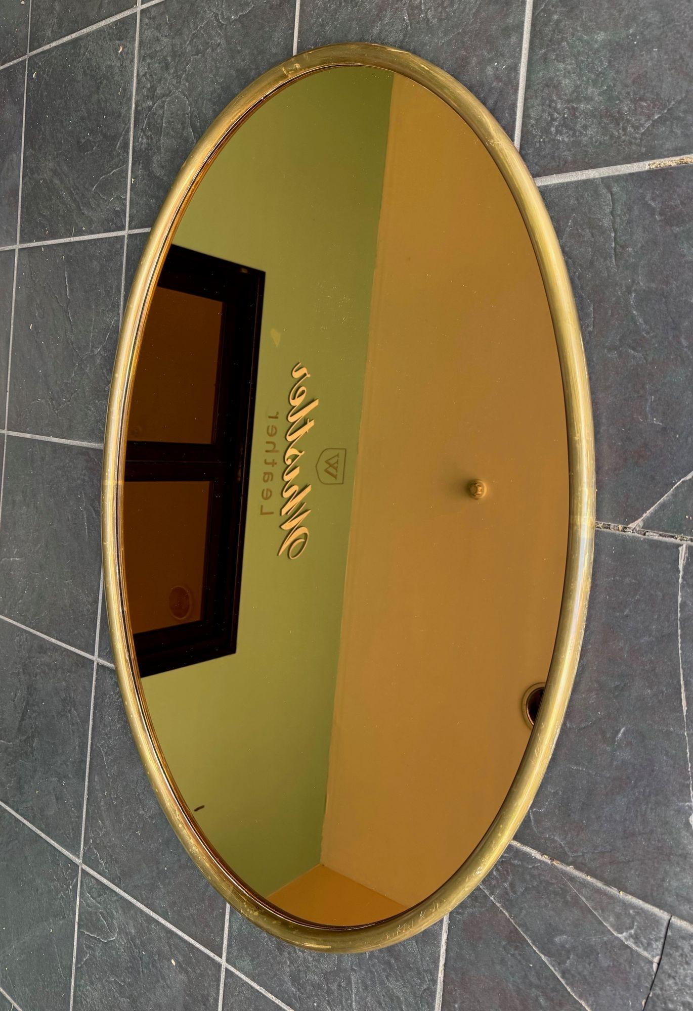 Grand miroir ovale italien des années 1970 avec cadre en laiton et plaque de miroir en bronze en vente 3