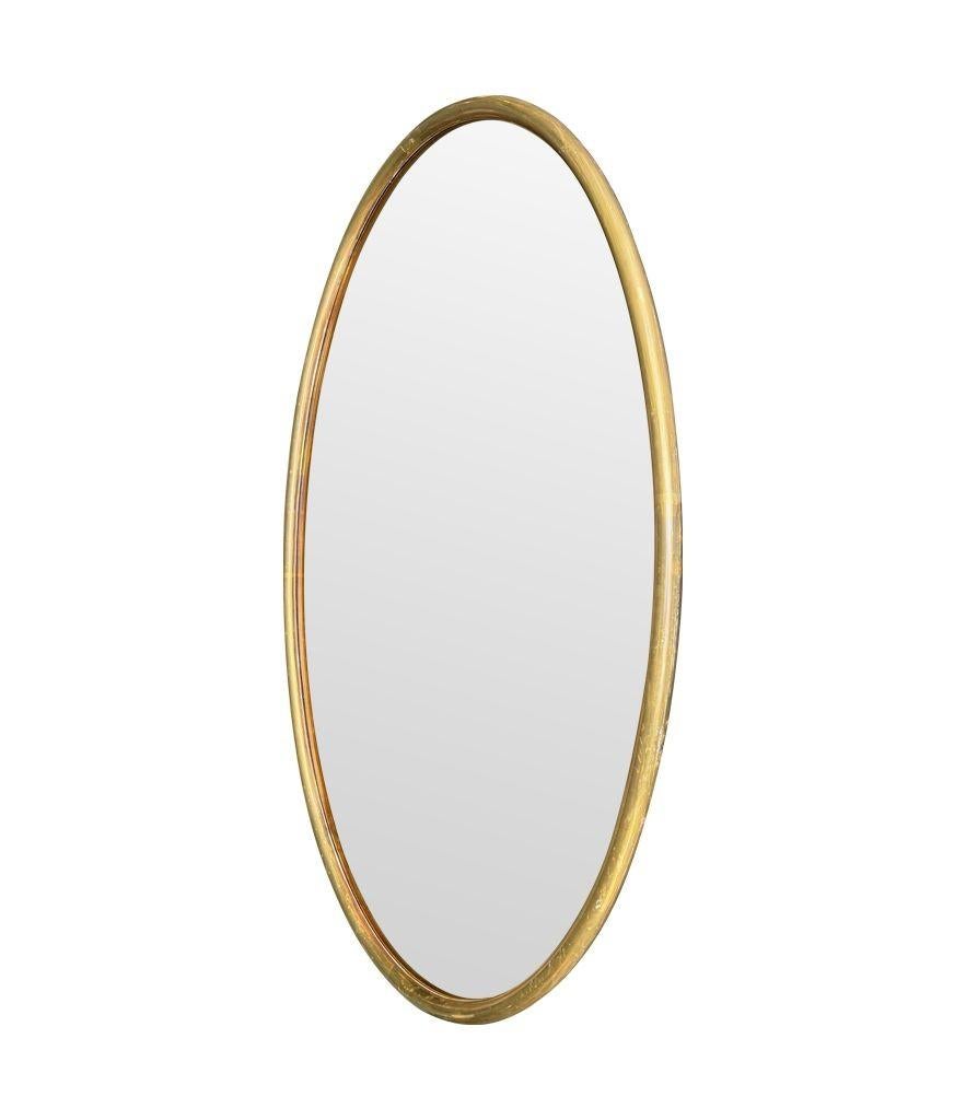 Grand miroir ovale italien des années 1970 avec cadre en laiton et plaque de miroir en bronze en vente 4