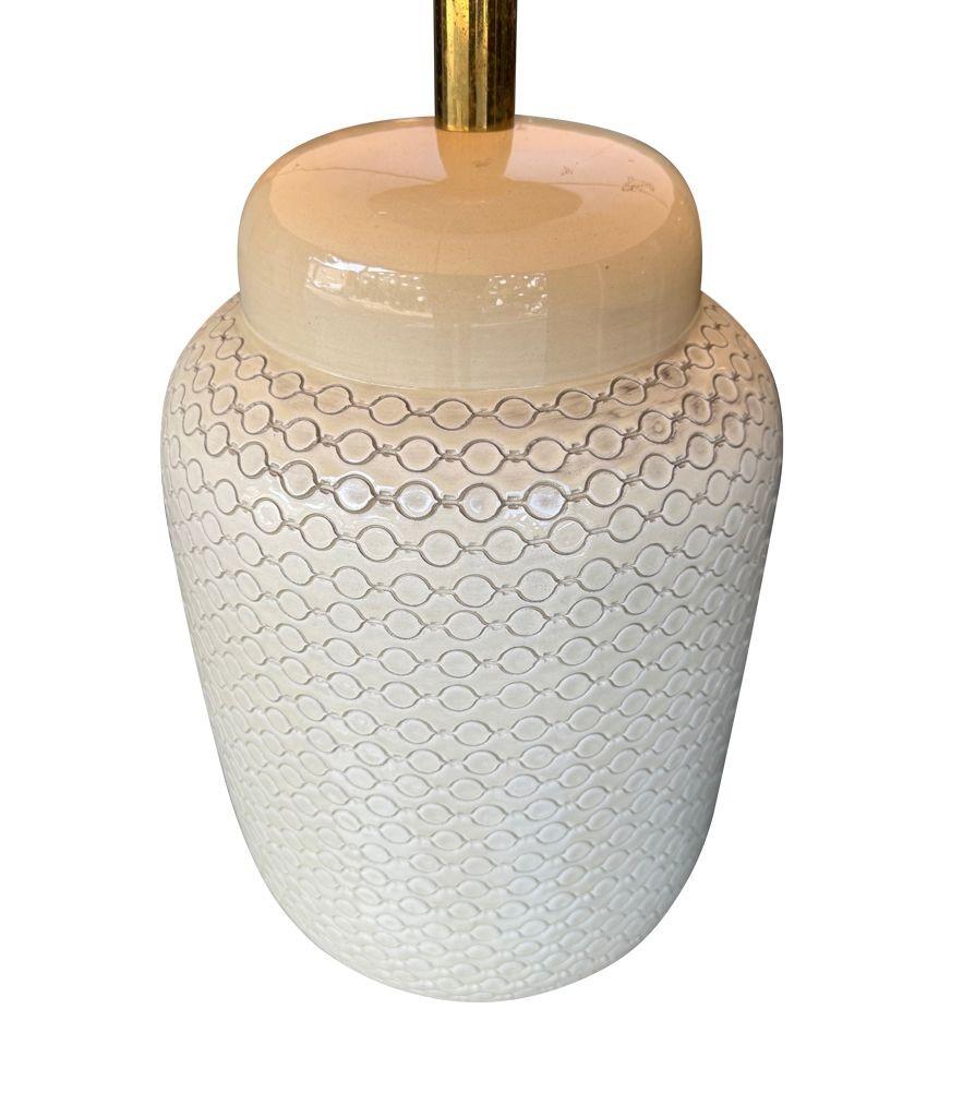 Une grande lampe italienne en céramique crème des années 1970 par Tommaso Barbi en vente 5