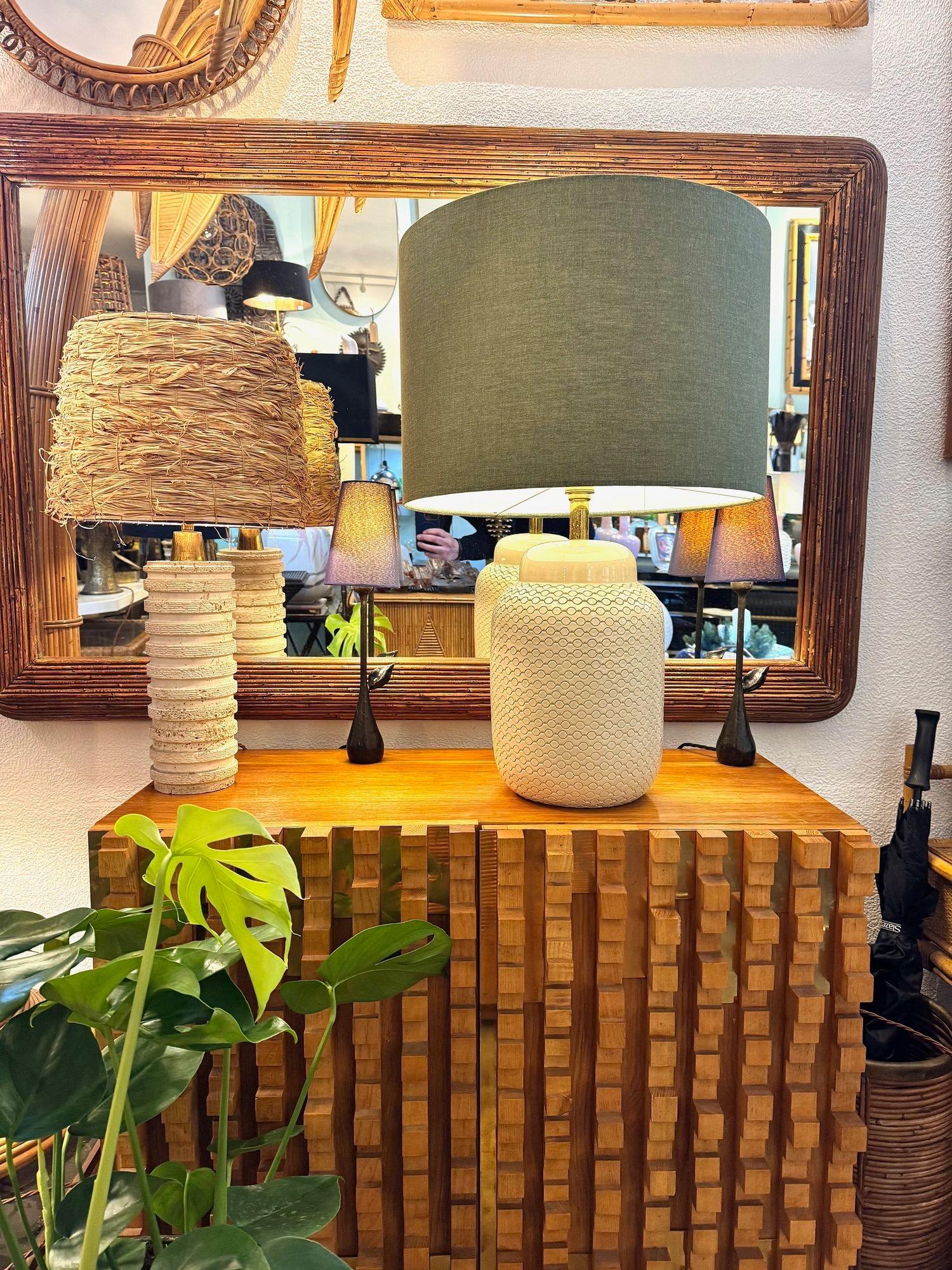 Une grande lampe italienne des années 1970 en céramique crème par Tommaso Barbi avec des détails de maillons de chaîne impressionnés et un col en laiton. Recâblée avec de nouveaux accessoires en laiton, un cordon flexible en or antique et testée par