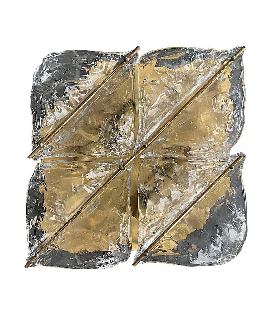 Ein großer quadratischer Wandleuchter aus italienischem Murano-Glas der 1970er Jahre von Mazzega mit vier gebogenen blattförmigen Murano-Glasplatten, die von Messingstäben gehalten werden, montiert auf einer Messingwandplatte mit vier Leuchten. Neu