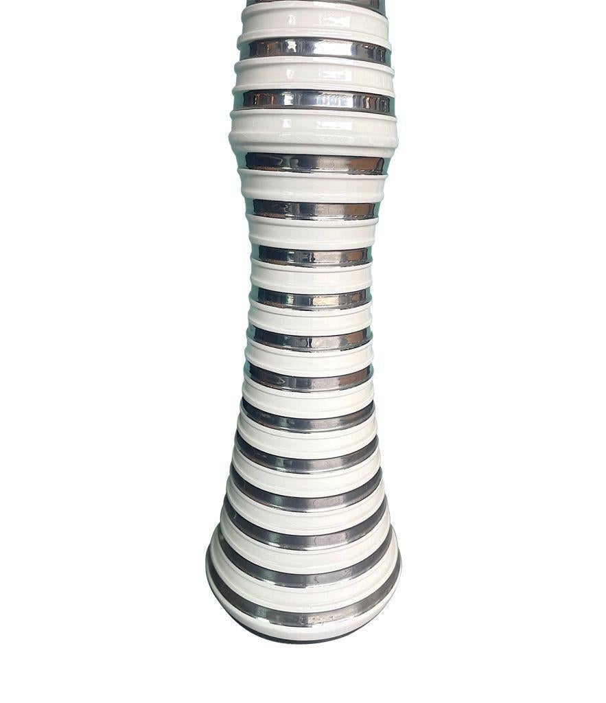 Grand lampadaire italien des années 1970 en céramique striée de blanc et d'argent avec abat-jour en lin naturel. Recâblage avec un cordon flexible en argent antique et un interrupteur à pied. 
Il existe également une autre lampe assortie similaire
