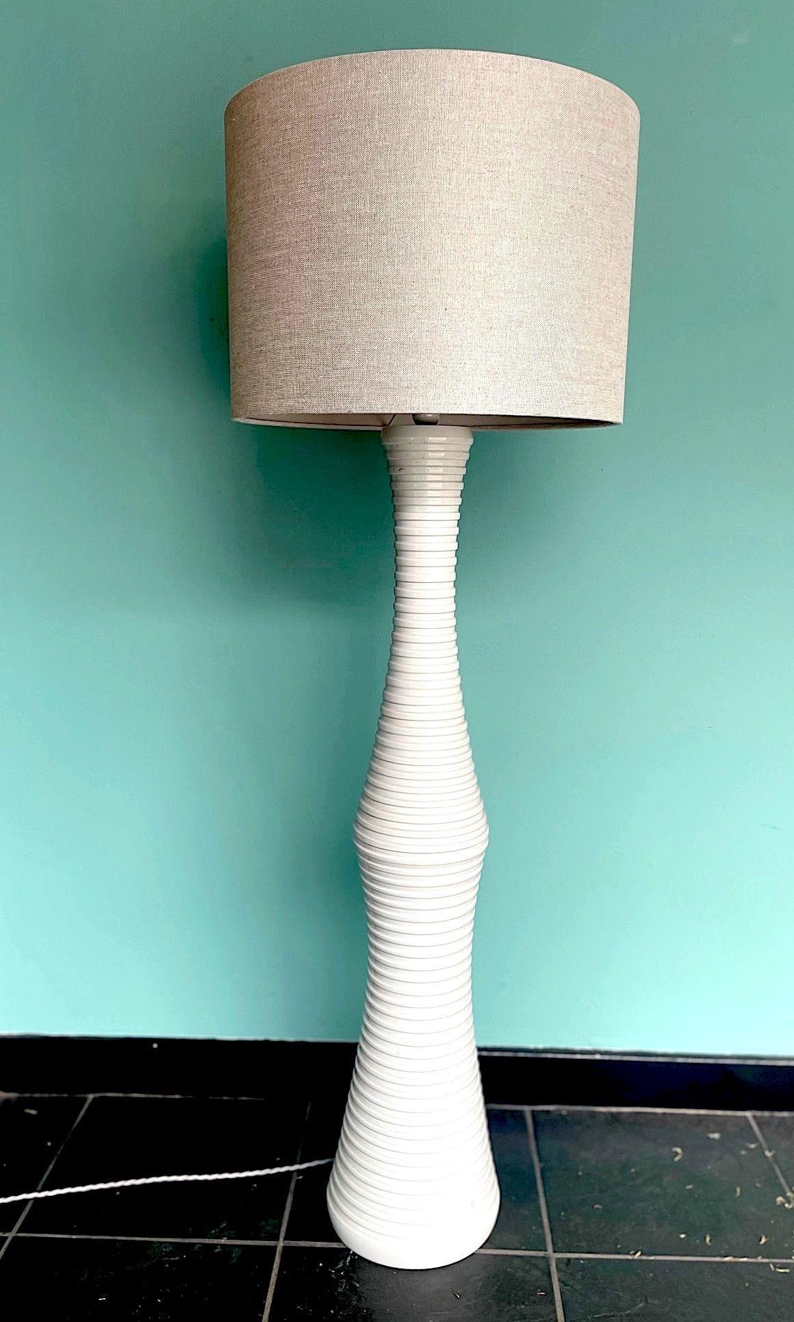 Grand lampadaire italien des années 1970 en céramique blanche nervurée avec abat-jour en lin naturel. Recâblage avec cordon flexible et interrupteur à pied en argent antique. 
Il y a aussi une autre lampe assortie en blanc et argent - voir les trois