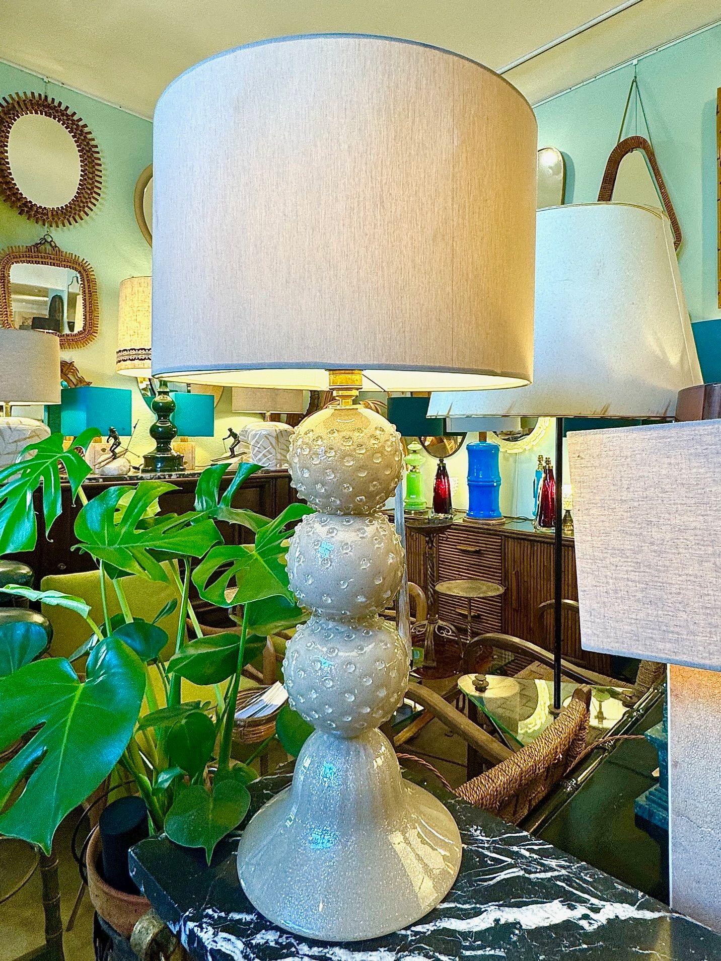 Una grande lampada a sfera in vetro color taupe di Avventurina del 1980 con fitti in ottone in vendita 3