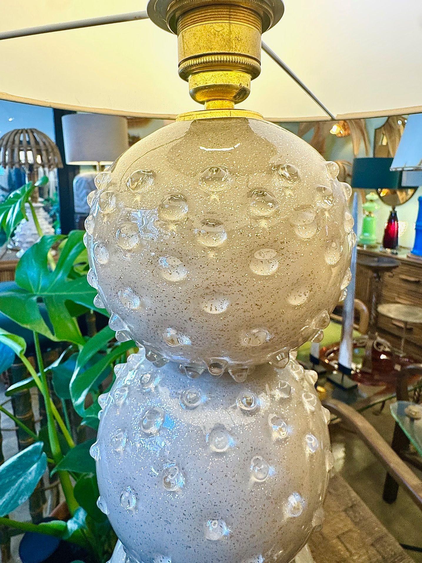Una grande lampada a sfera in vetro color taupe di Avventurina del 1980 con fitti in ottone in vendita 4