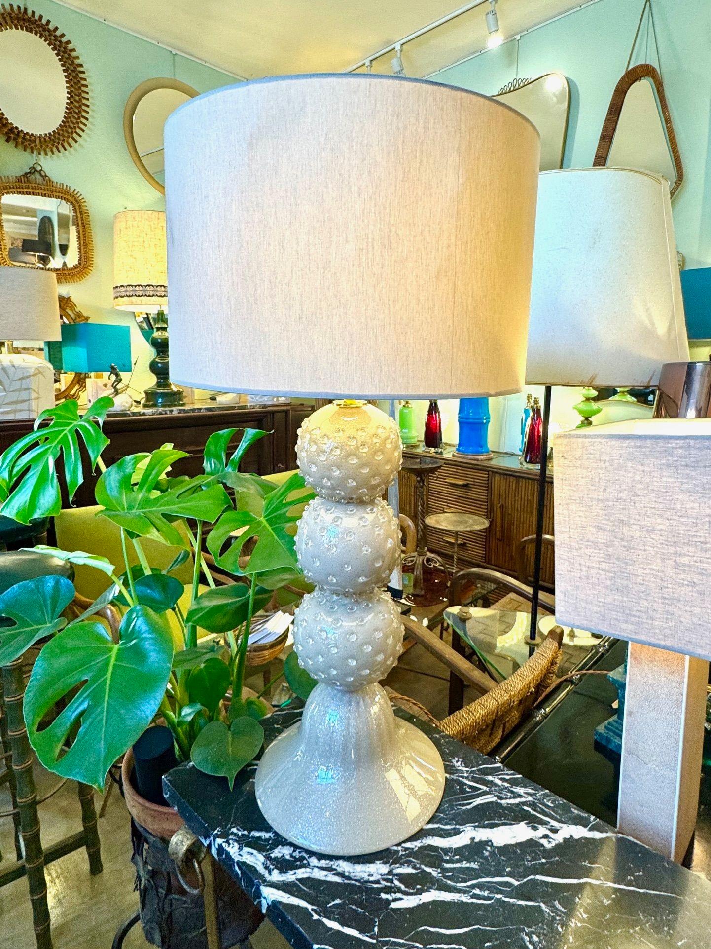 Una grande lampada a sfera in vetro color taupe di Avventurina del 1980 con fitti in ottone in vendita 5
