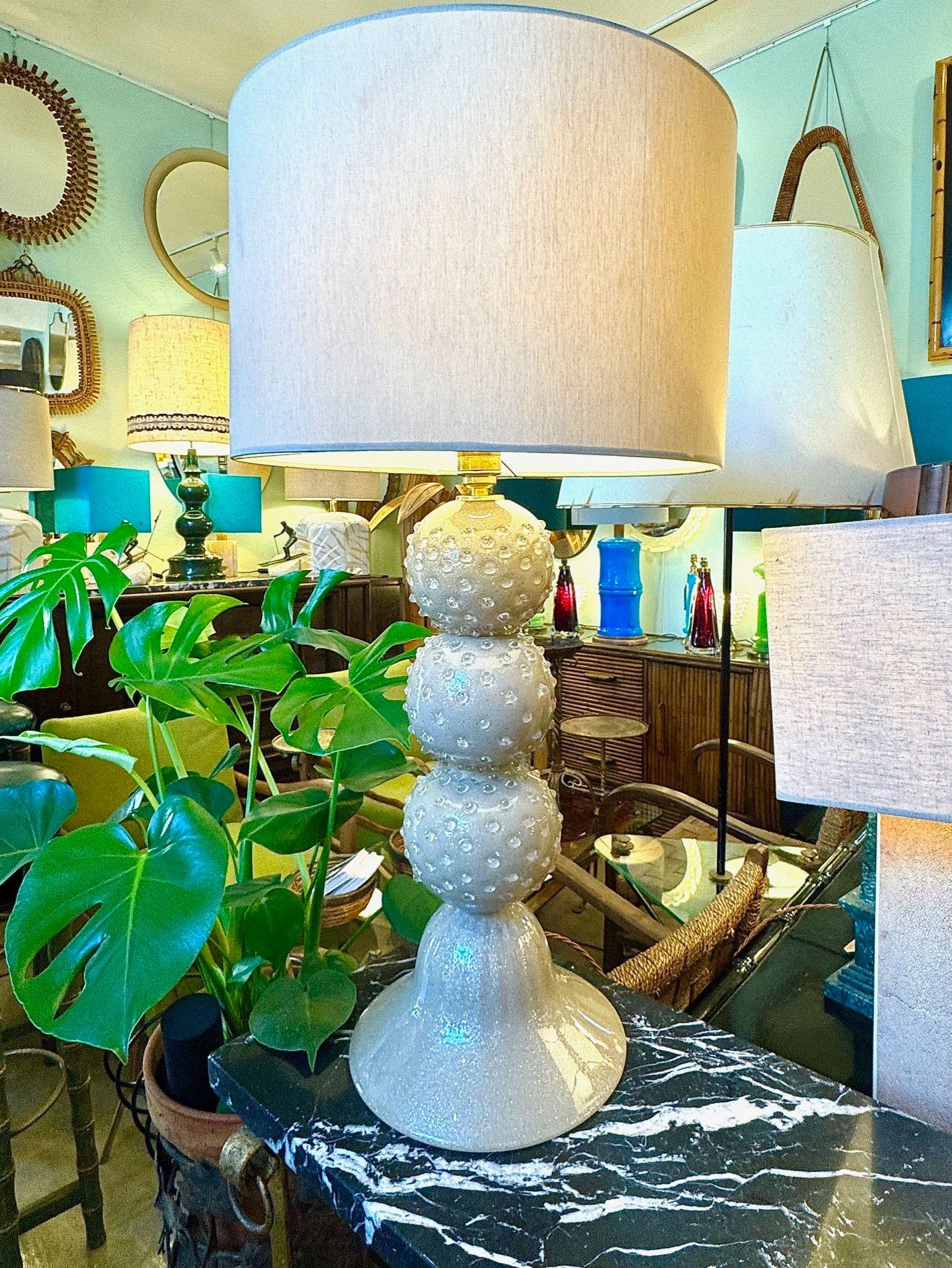 Una grande lampada a sfera in vetro di Murano Avventurina degli anni '80 in un morbido color tortora con dettagli a bolle. Ricablato con nuovi raccordi in ottone, cavo antico, interruttore e testato dal PAT. Le dimensioni indicate sono con il