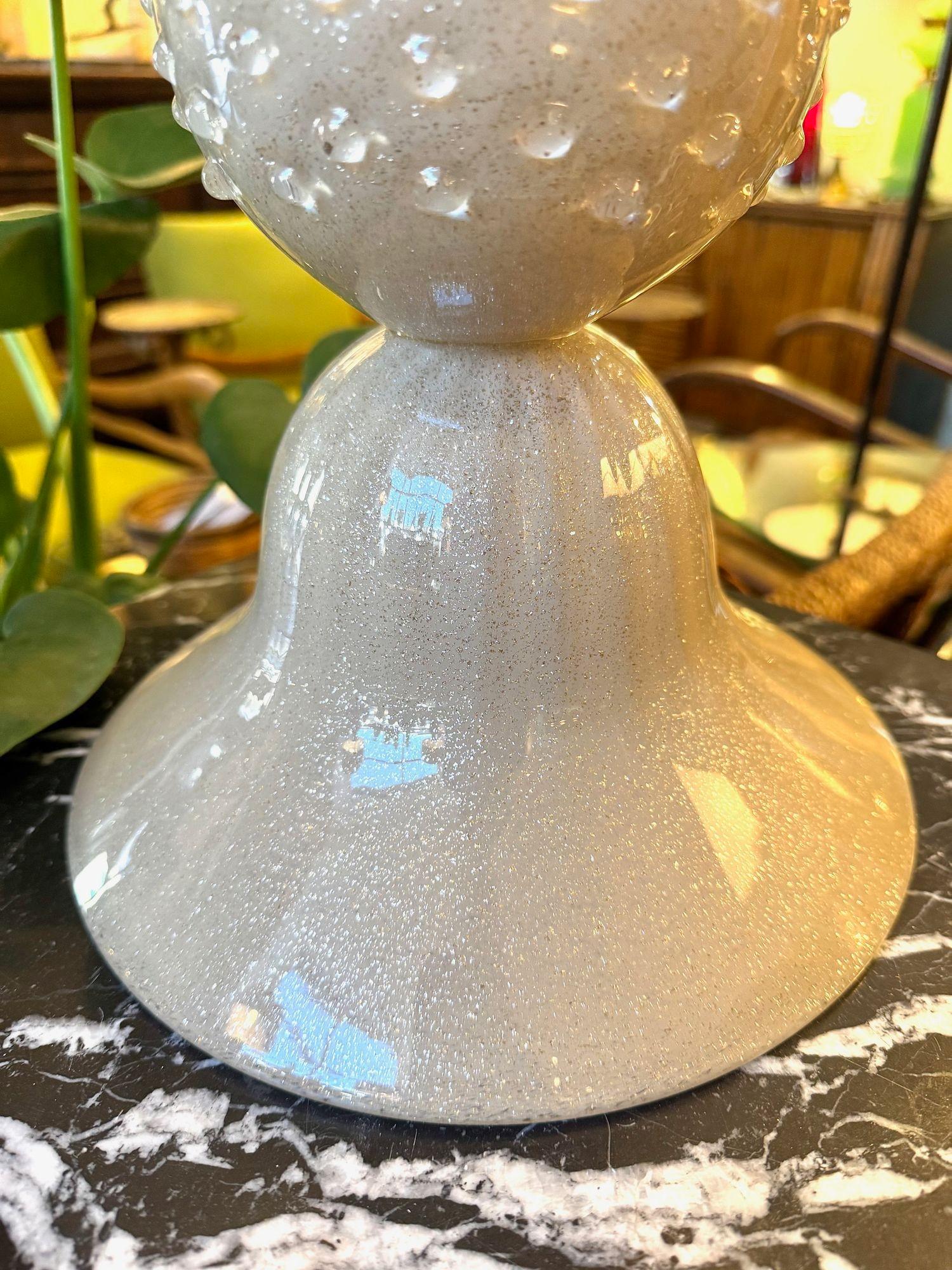 Mid-Century moderno Una grande lampada a sfera in vetro color taupe di Avventurina del 1980 con fitti in ottone in vendita