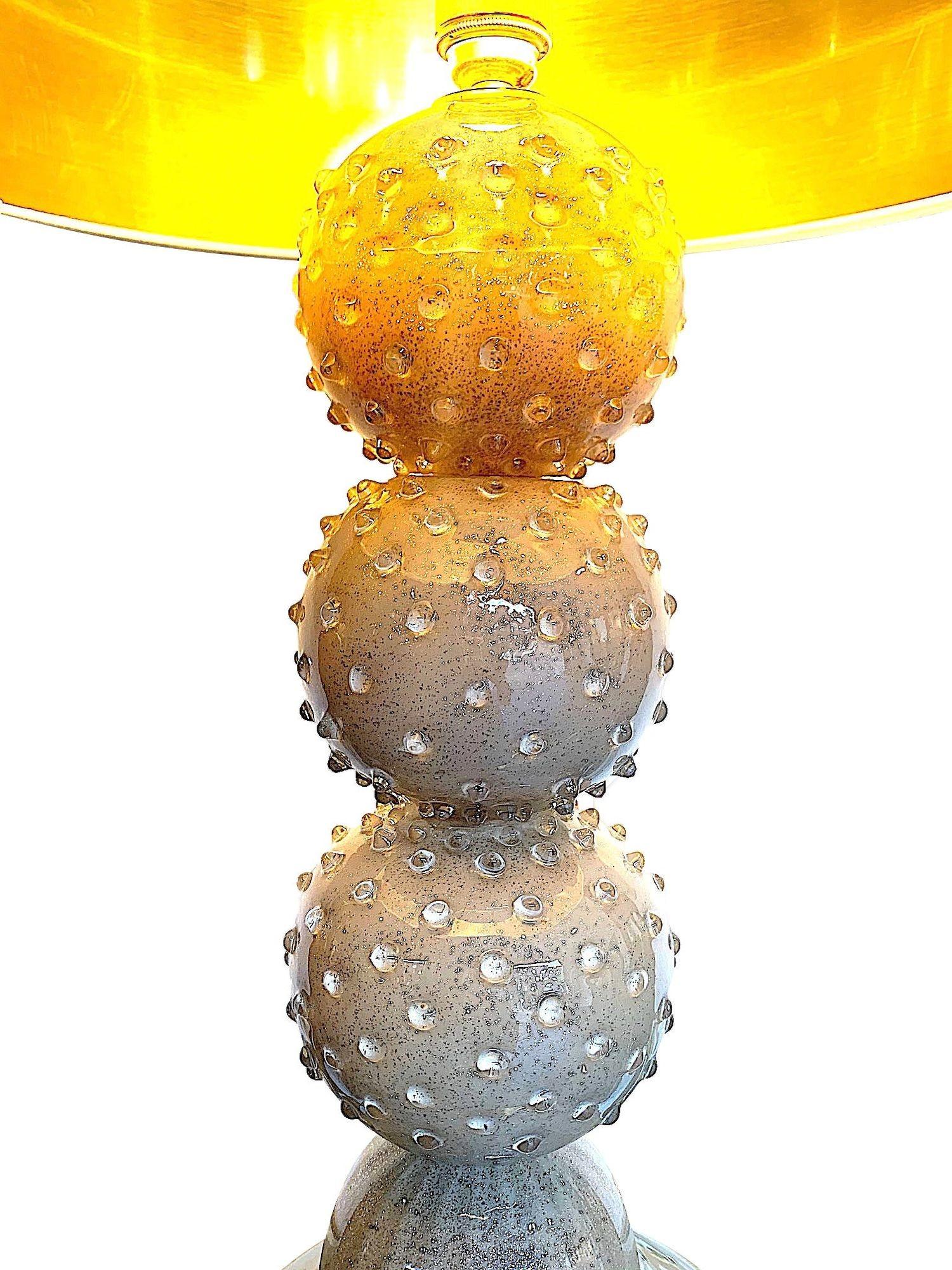 Italiano Una grande lampada a sfera in vetro color taupe di Avventurina del 1980 con fitti in ottone in vendita