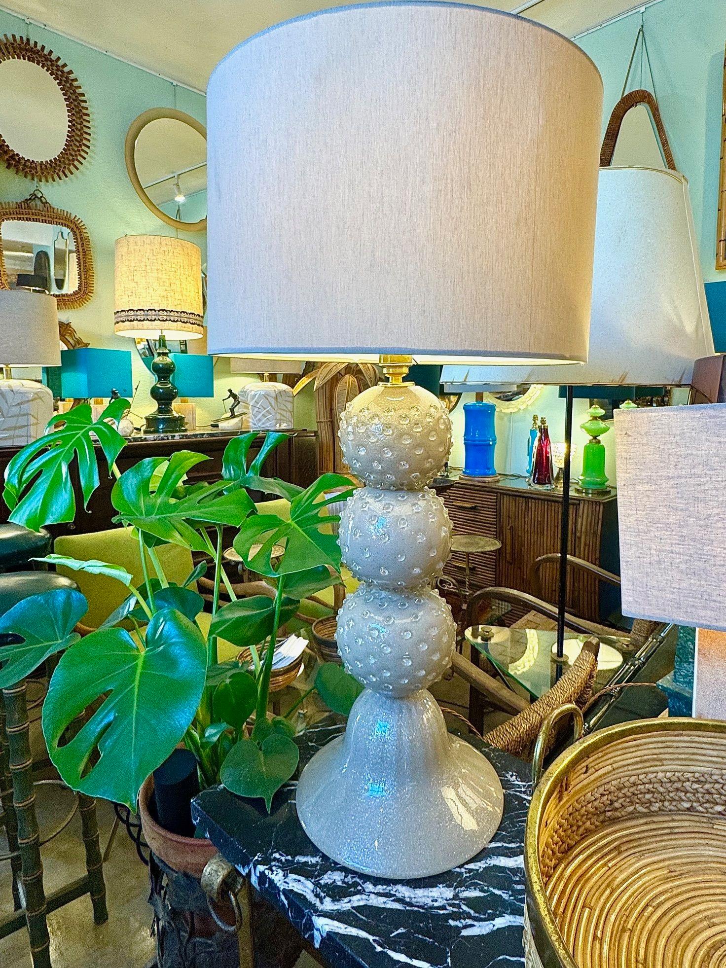 Una grande lampada a sfera in vetro color taupe di Avventurina del 1980 con fitti in ottone In condizioni buone in vendita a London, GB