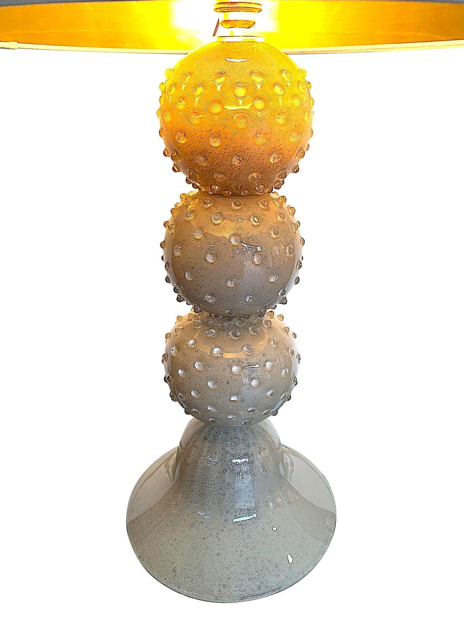 Fine XX secolo Una grande lampada a sfera in vetro color taupe di Avventurina del 1980 con fitti in ottone in vendita