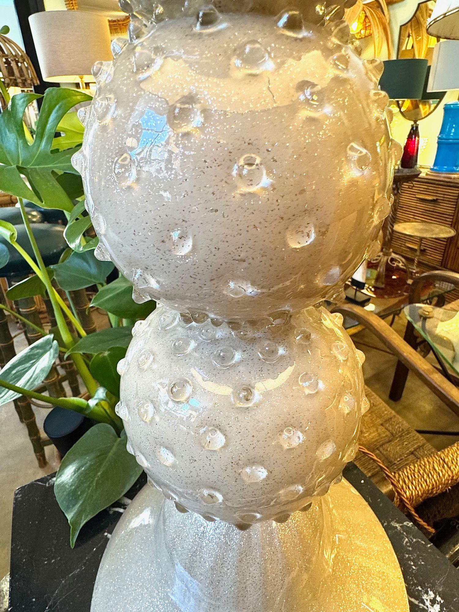 Vetro di Murano Una grande lampada a sfera in vetro color taupe di Avventurina del 1980 con fitti in ottone in vendita