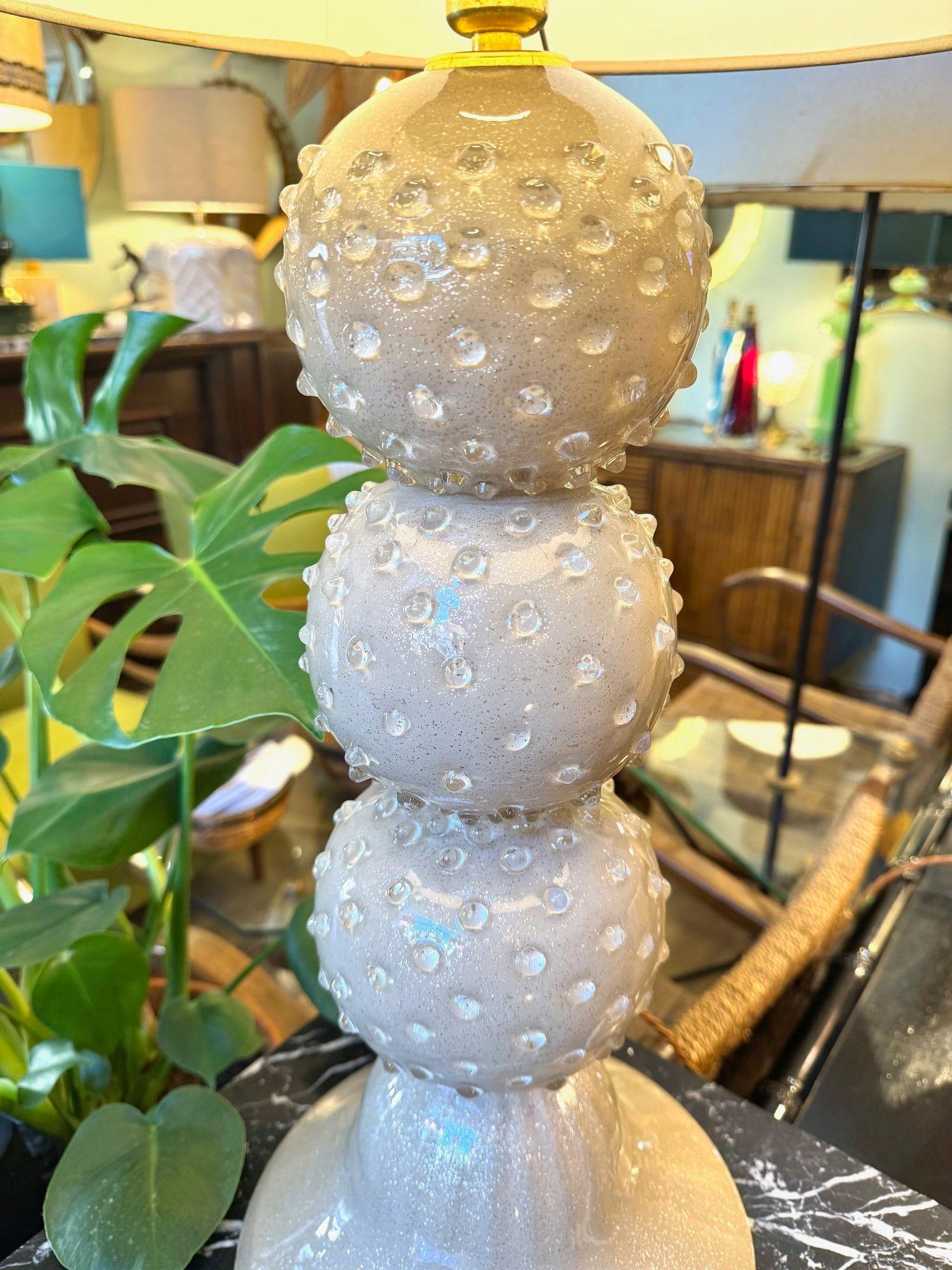 Una grande lampada a sfera in vetro color taupe di Avventurina del 1980 con fitti in ottone in vendita 1