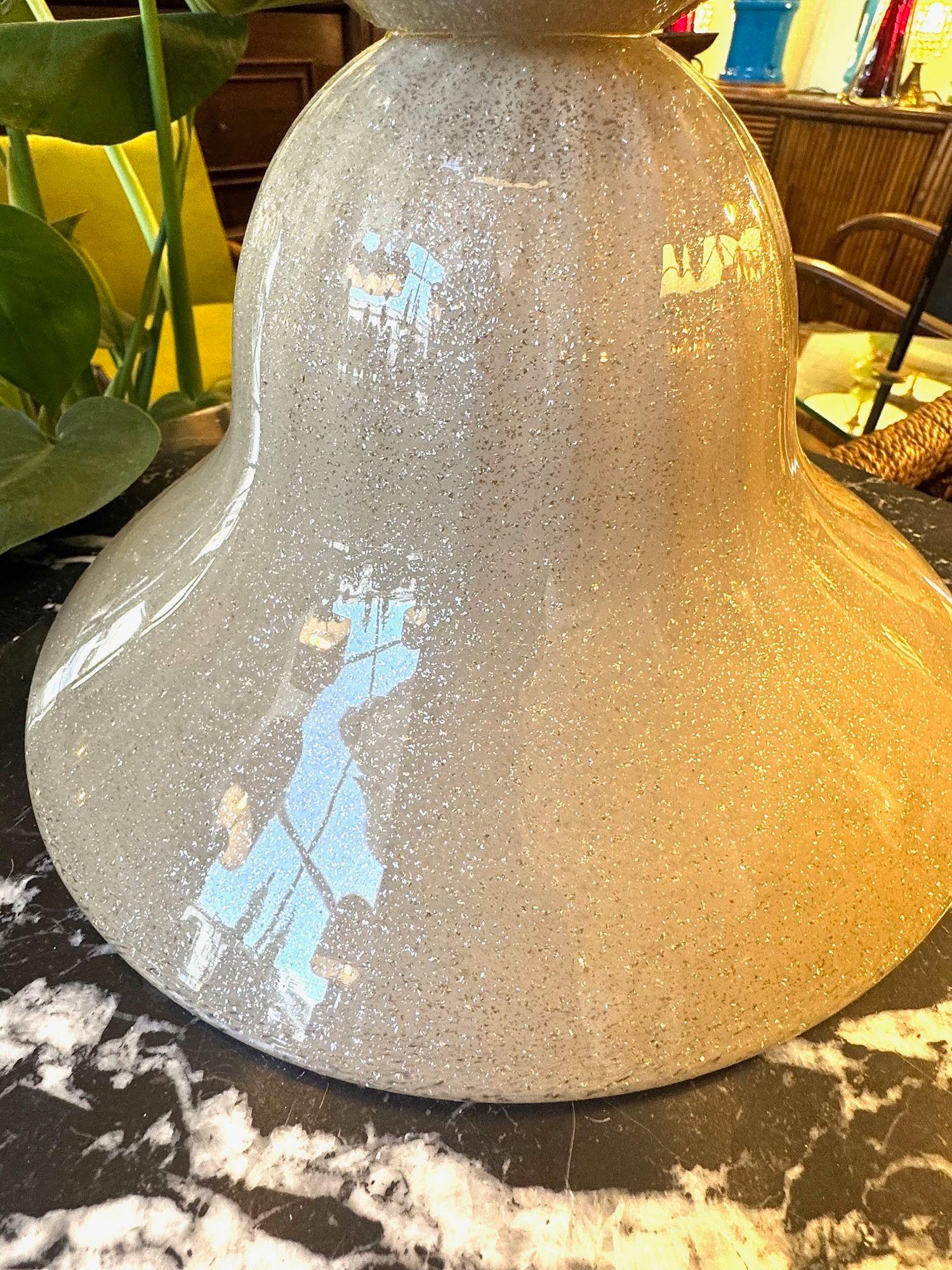 Una grande lampada a sfera in vetro color taupe di Avventurina del 1980 con fitti in ottone in vendita 2
