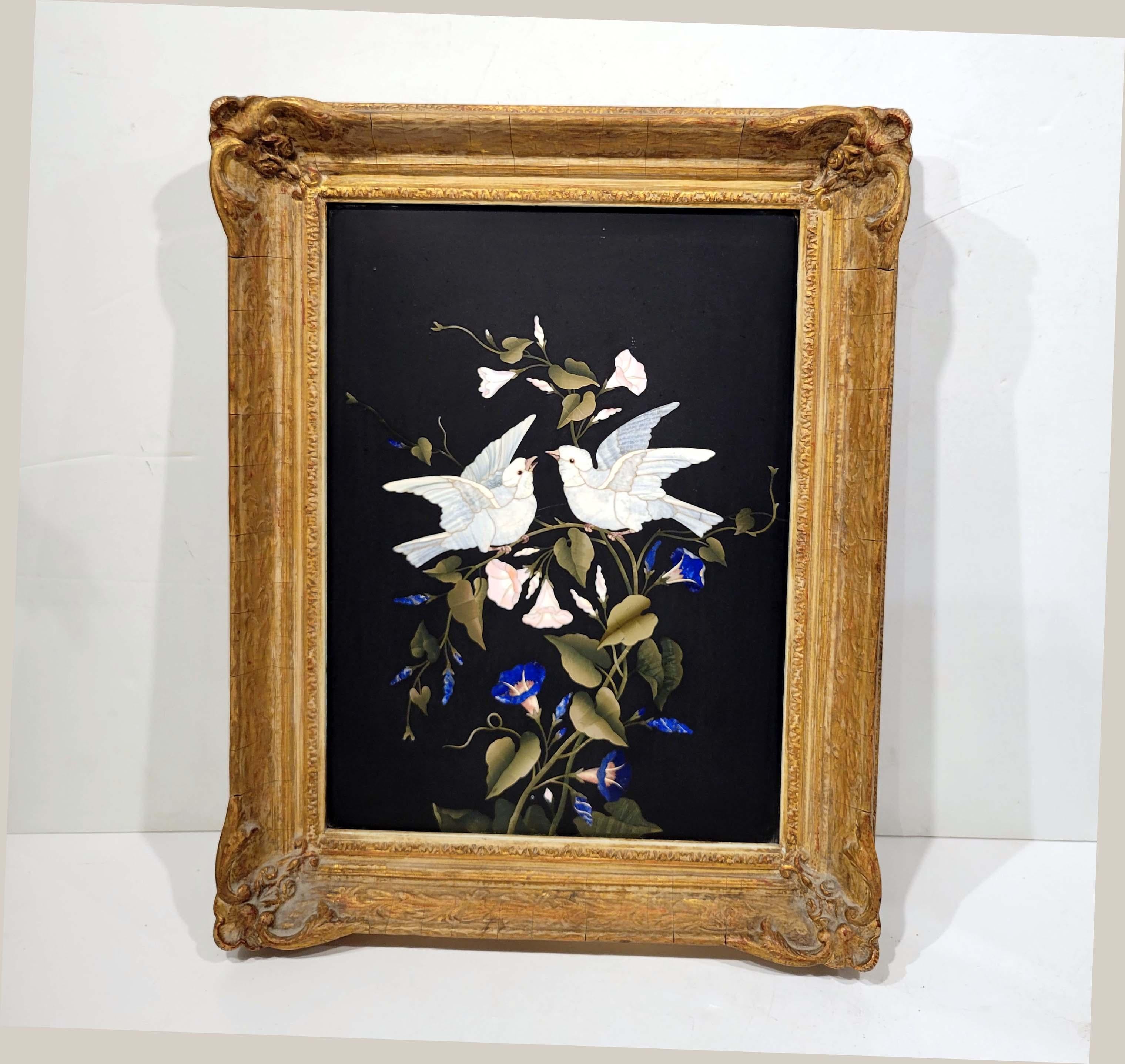 Marbre incrusté magnifiquement exécuté avec différents spécimens sur fond de marbre noir. Italien Circa 2e moitié du 19e siècle . Monté dans un cadre antique sculpté. Un bon poids et un bon état. Le cadre mesure 19 x 15 pouces:: la plaque mesure 15