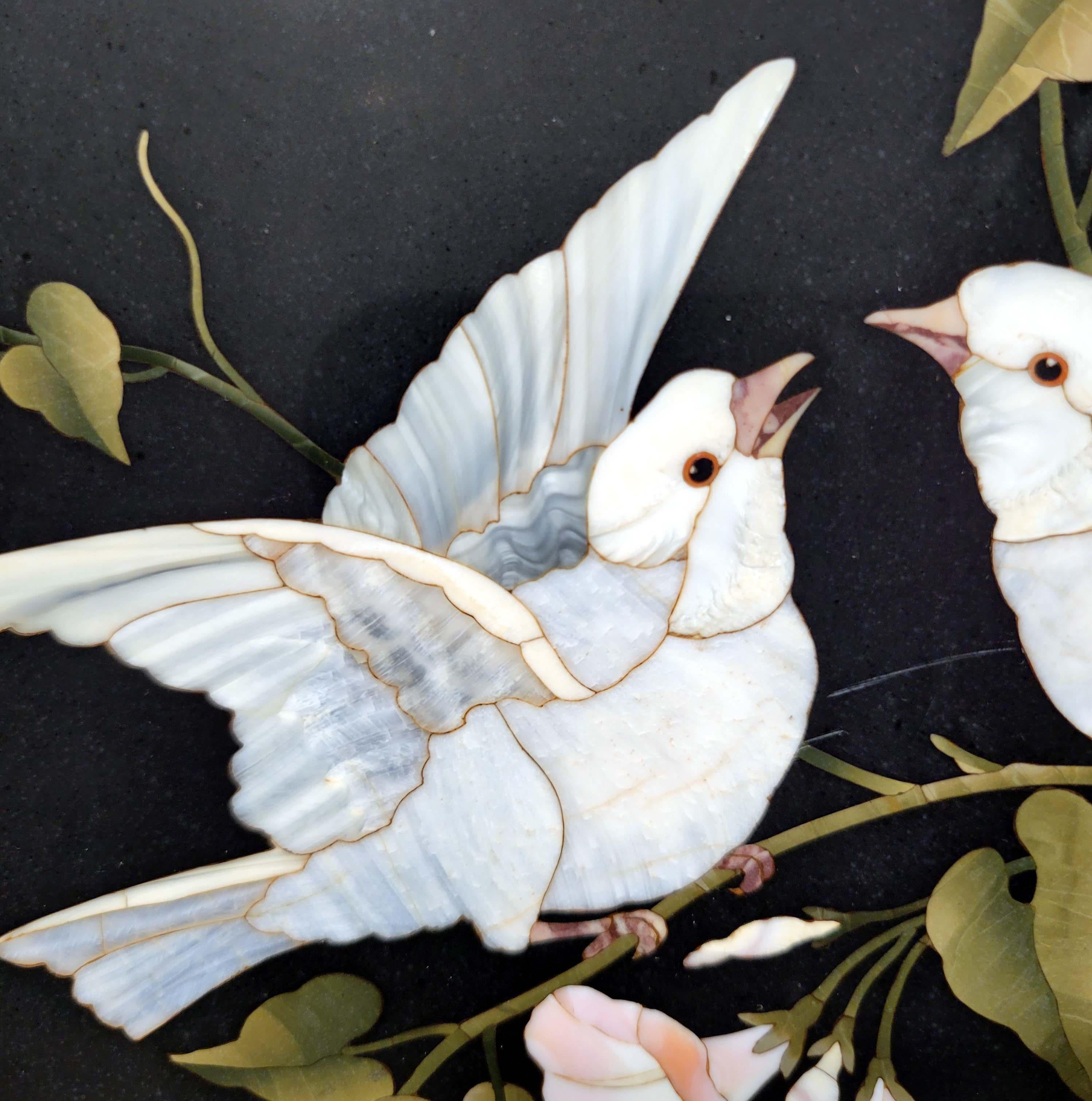 XIXe siècle Grand 19C. Plaque italienne en marbre Pietra Dura représentant des colombes