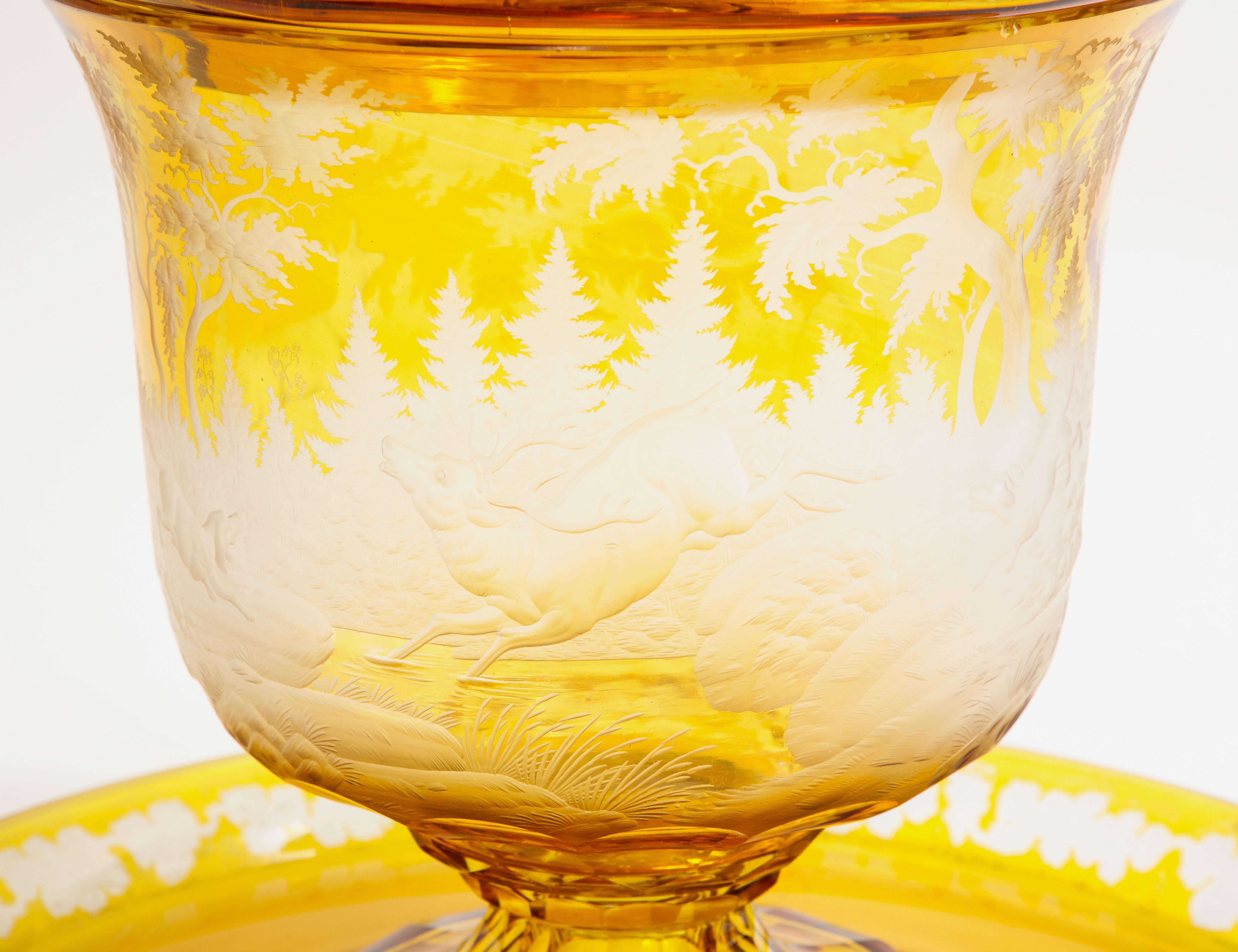 Grand bol  punch de Bohme du 19me sicle en cristal taill dans l'ambre et transparent avec scnes de chasse en vente 2