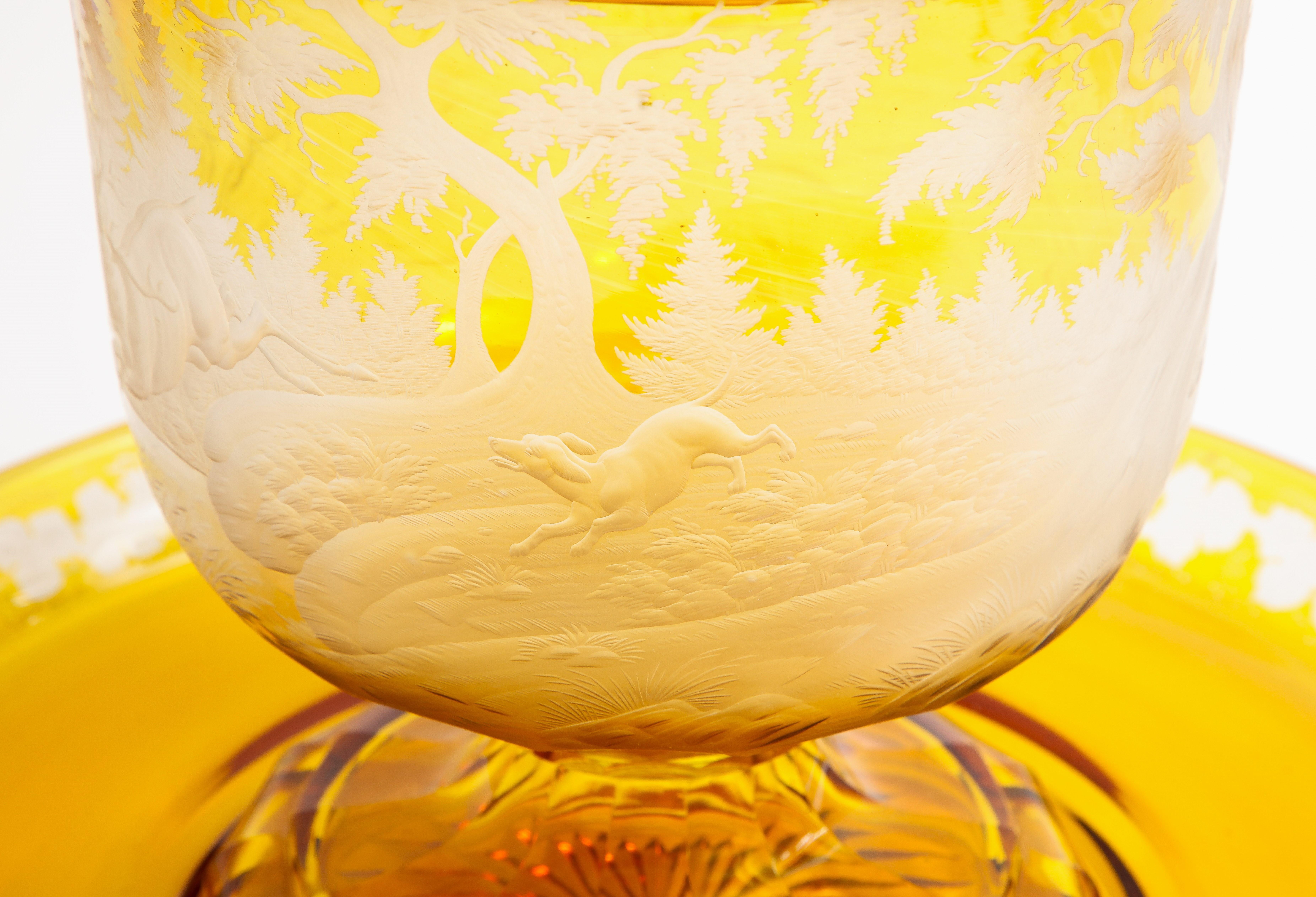 Grand bol  punch de Bohme du 19me sicle en cristal taill dans l'ambre et transparent avec scnes de chasse en vente 3