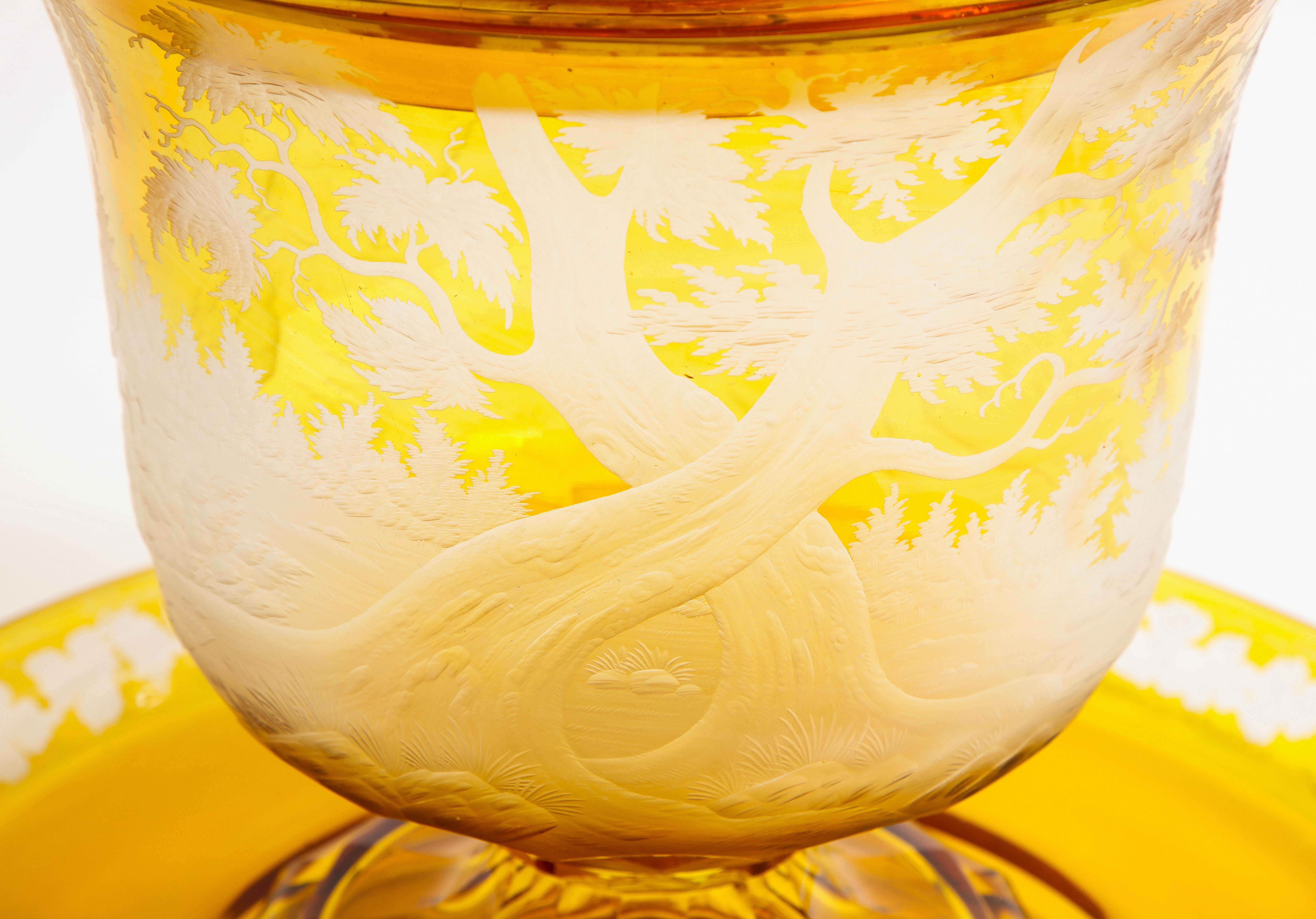 Grand bol  punch de Bohme du 19me sicle en cristal taill dans l'ambre et transparent avec scnes de chasse en vente 4