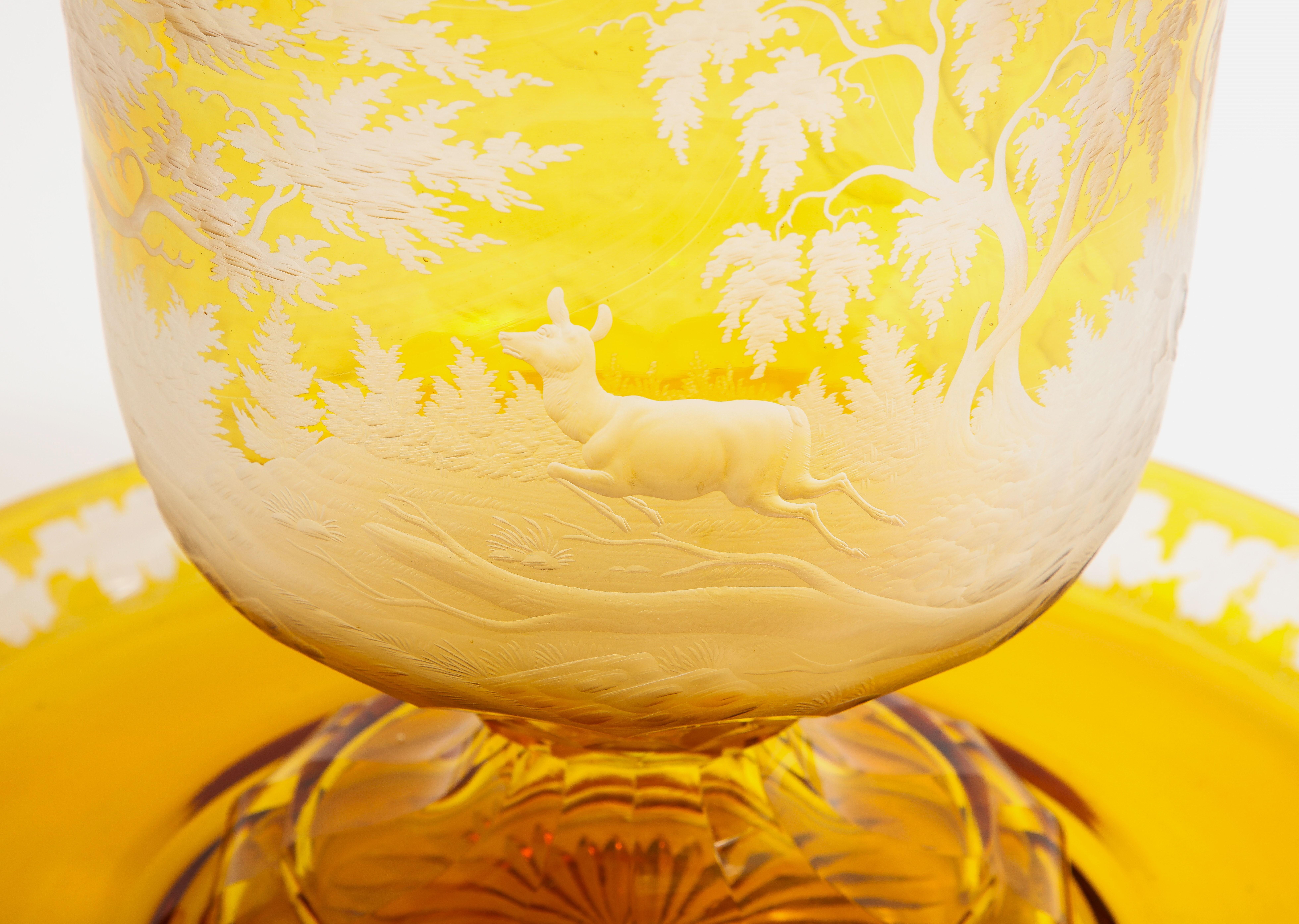 Grand bol  punch de Bohme du 19me sicle en cristal taill dans l'ambre et transparent avec scnes de chasse en vente 5