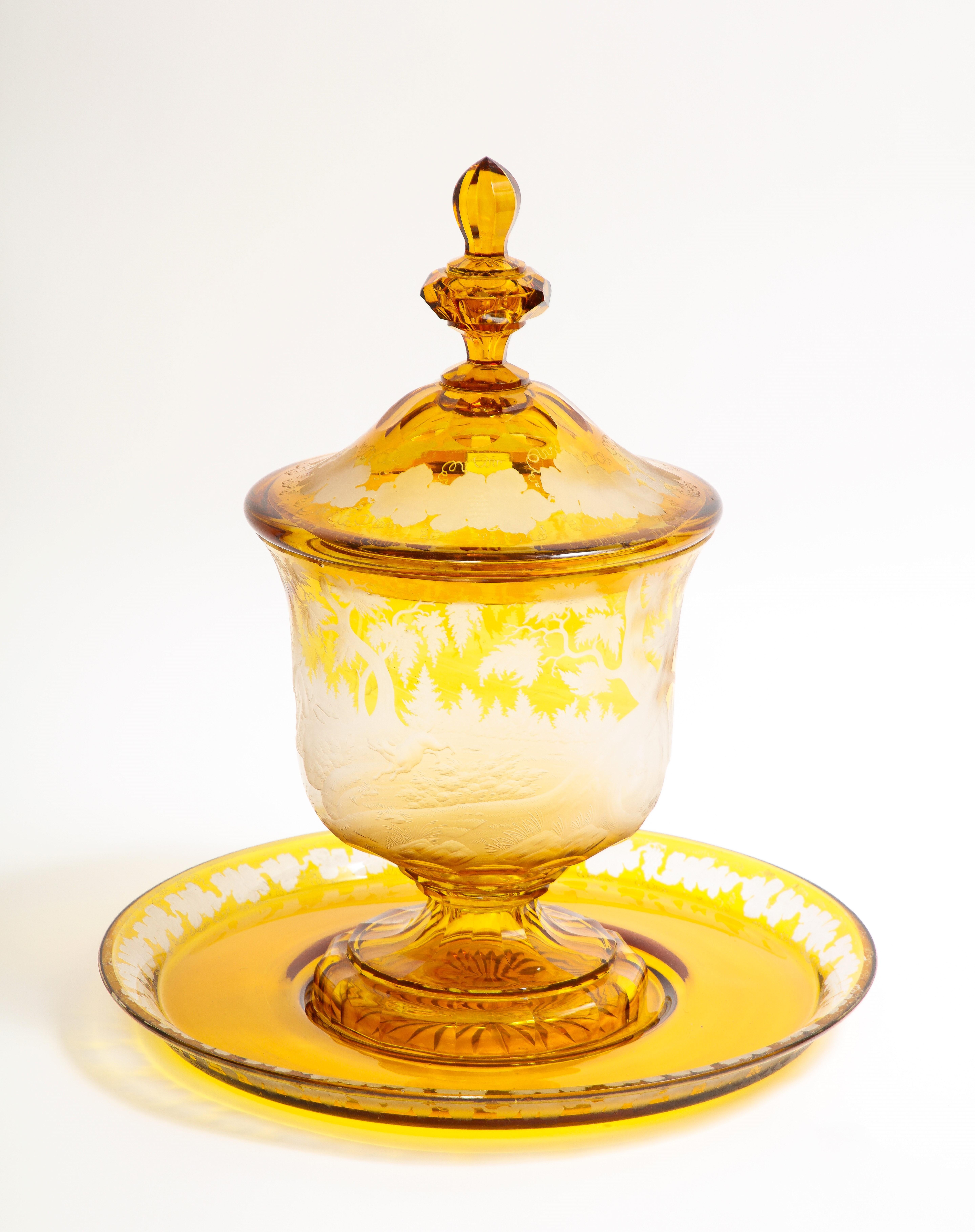 Louis XVI Grand bol  punch de Bohme du 19me sicle en cristal taill dans l'ambre et transparent avec scnes de chasse en vente
