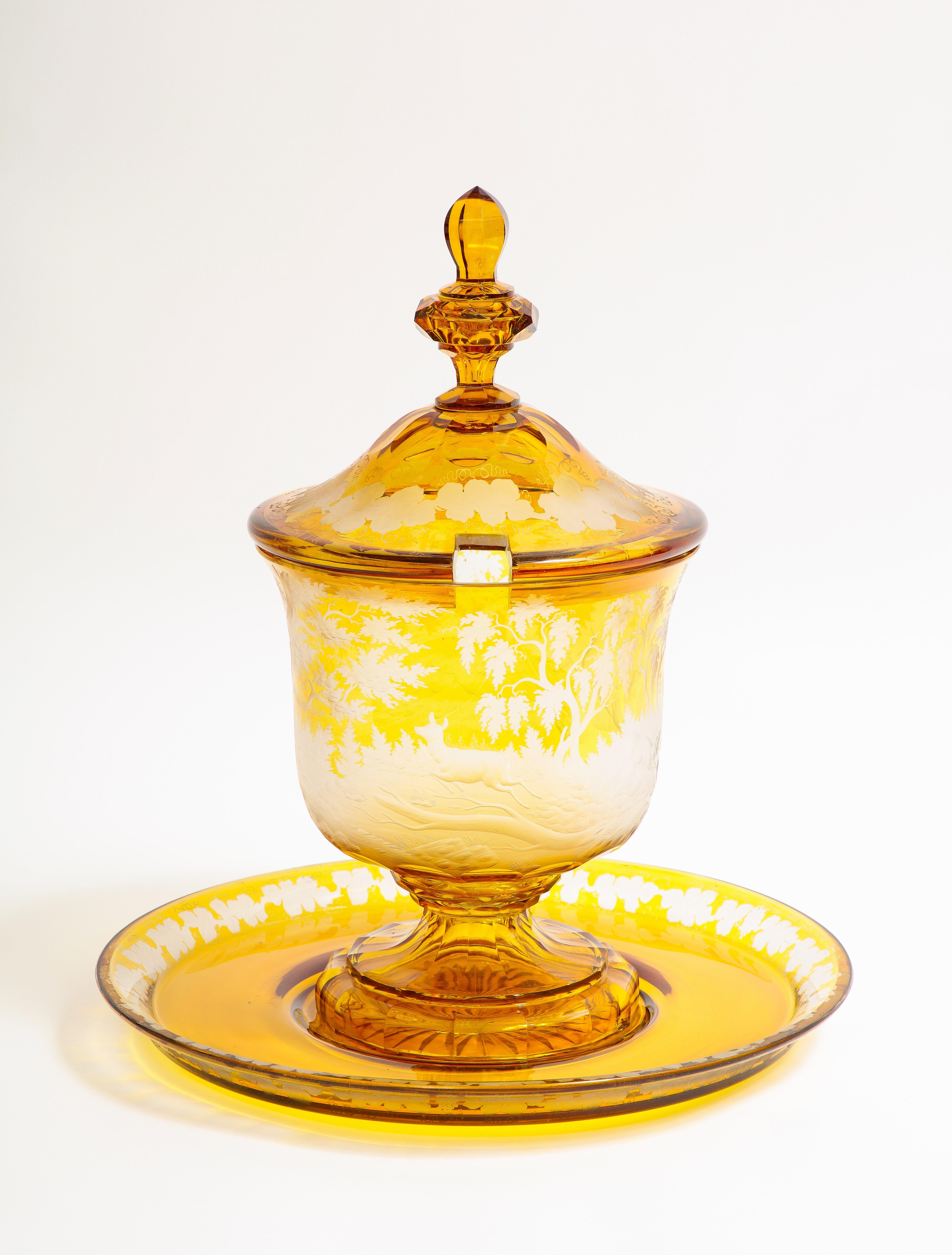 Tchèque Grand bol  punch de Bohme du 19me sicle en cristal taill dans l'ambre et transparent avec scnes de chasse en vente