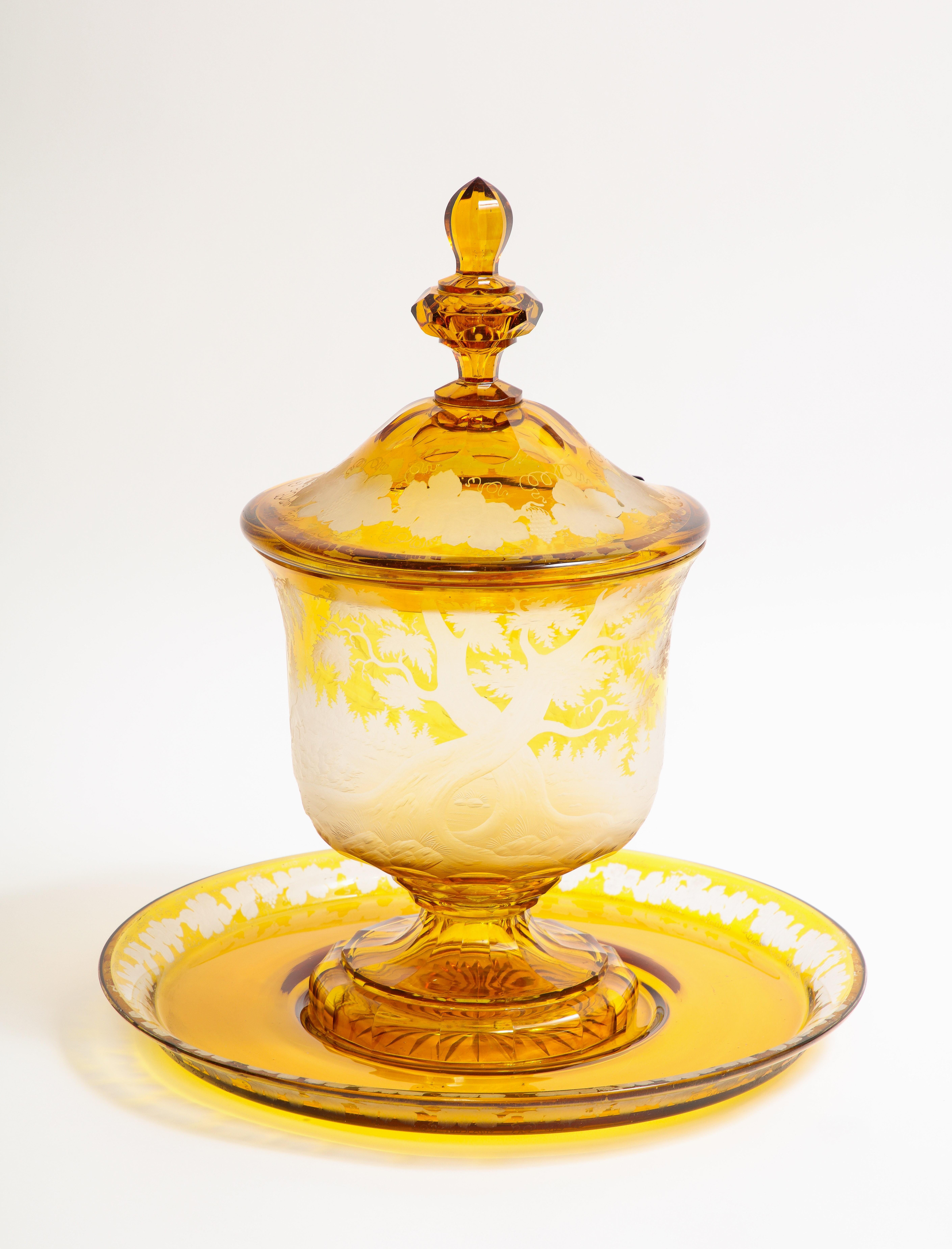 Buriné Grand bol  punch de Bohme du 19me sicle en cristal taill dans l'ambre et transparent avec scnes de chasse en vente